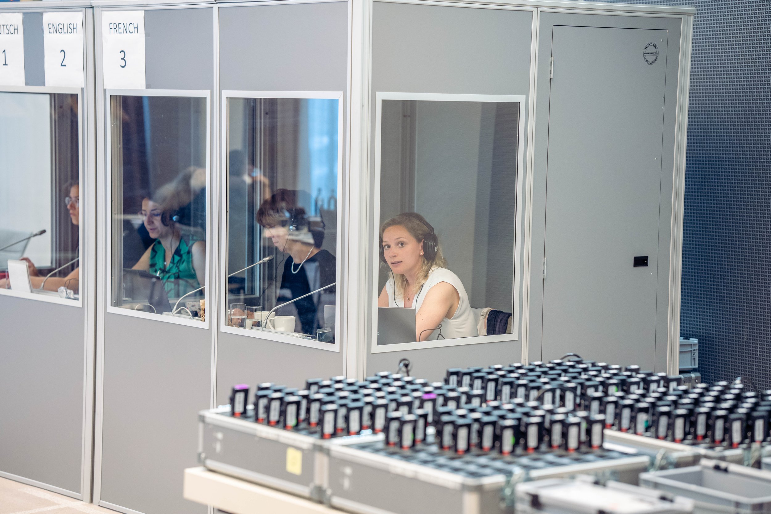 Professionelle Dolmetscherin Michelle Effer in einer Dolmetscherkabine