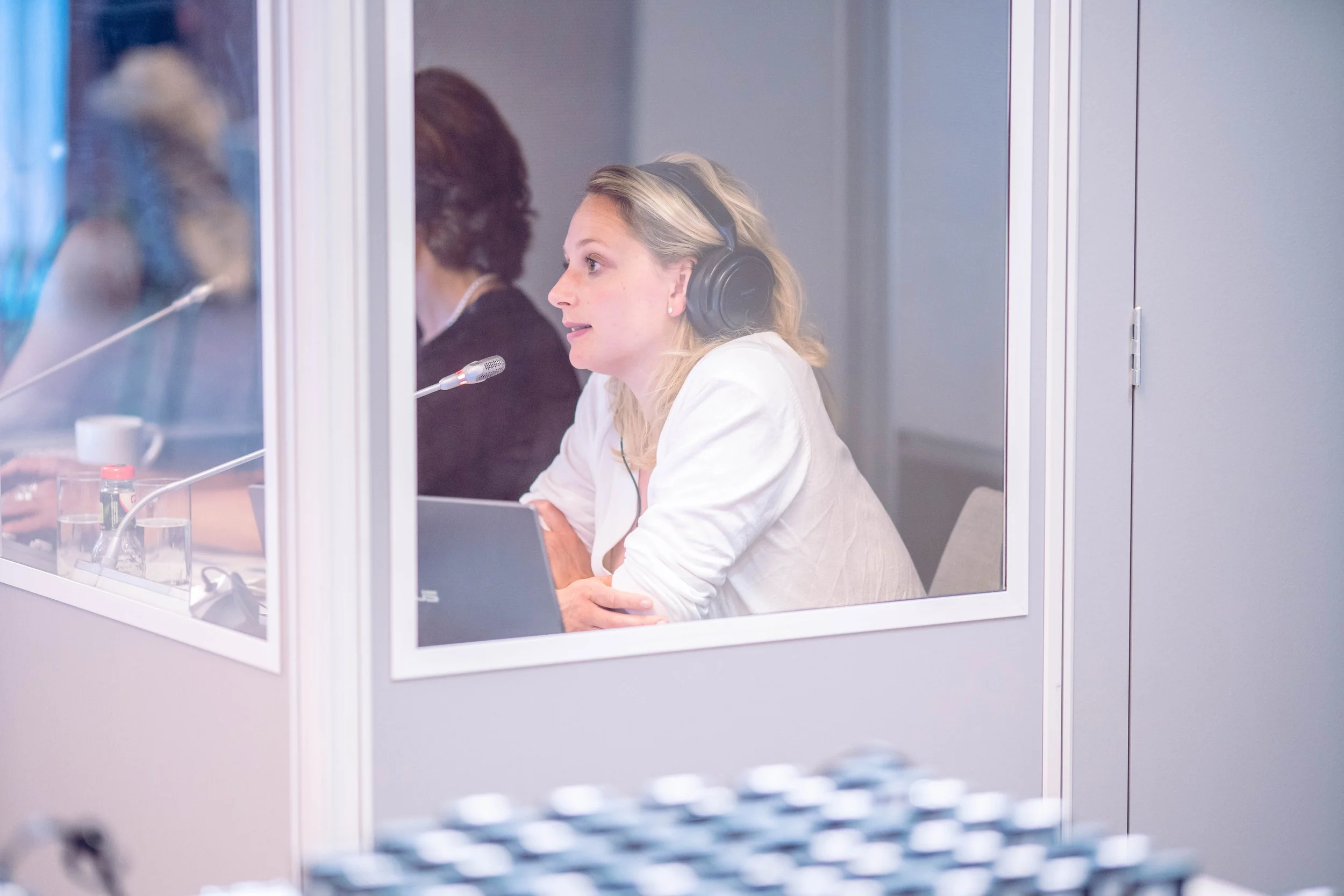 Simultanverdolmetschung in der Kabine: Als AIIC-Konferenzdolmetscherin begleite ich Ihre Fachkonferenzen mit höchster Präzision und tiefem Verständnis für technische und juristische Details. Michelle Effer