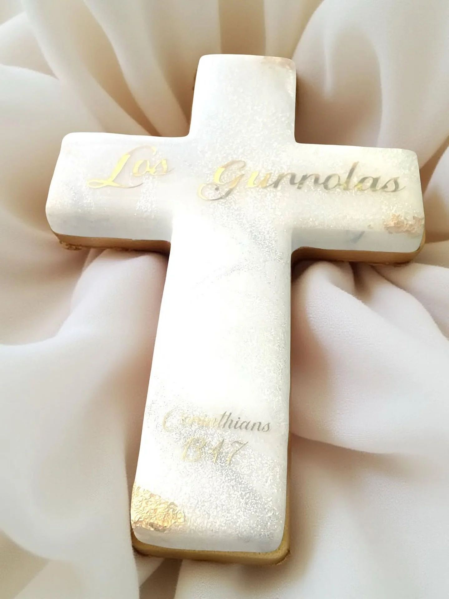✨ Introducing the stunning custom white cross, a true labor of love! This piece is crafted with @letsresin fast cure resin, artfully marbled with three exquisite shades of white, using the vibrant @kamenskaya_ink alcohol ink and shimmering @eyecandyp