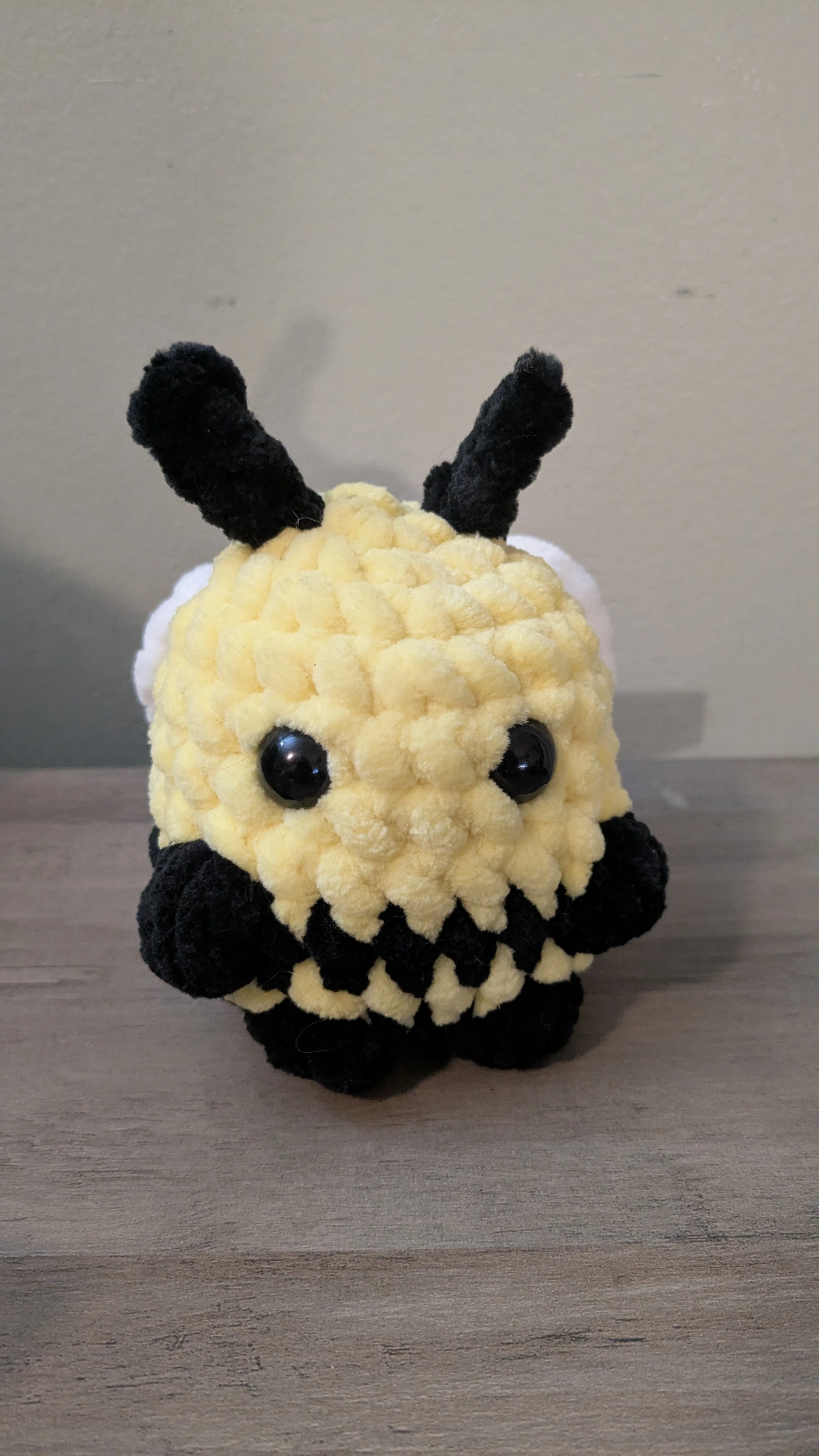 Small sitting bee