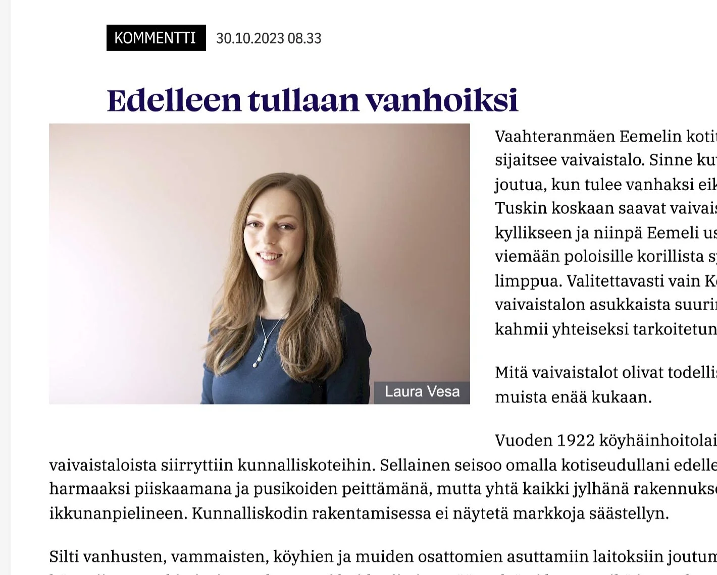 Valokuva nuoresta naisesta, joka hymyilee ja katsoo kameraan. Hänellä on pitkä ruskea tukka ja hän käyttää sinistä yöpaitaa. Teksti hänen nimensä on Laura Vesa, ja taustalla vaaleanruskea.
