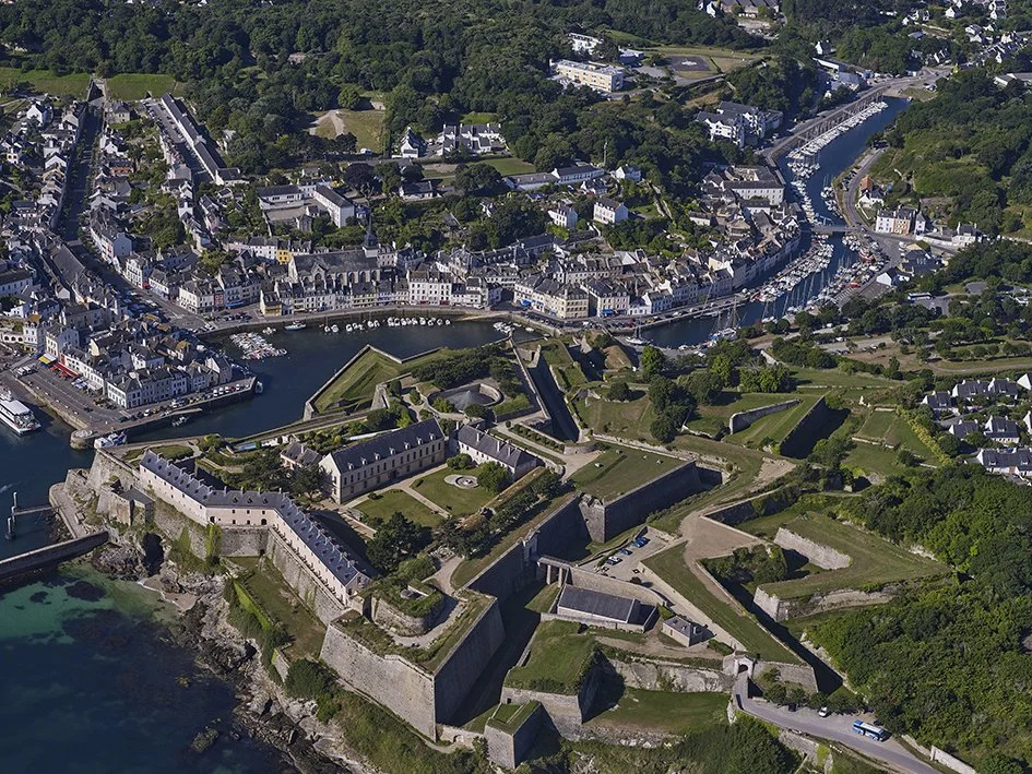 La citadelle Vauban domine la ville de Palais.