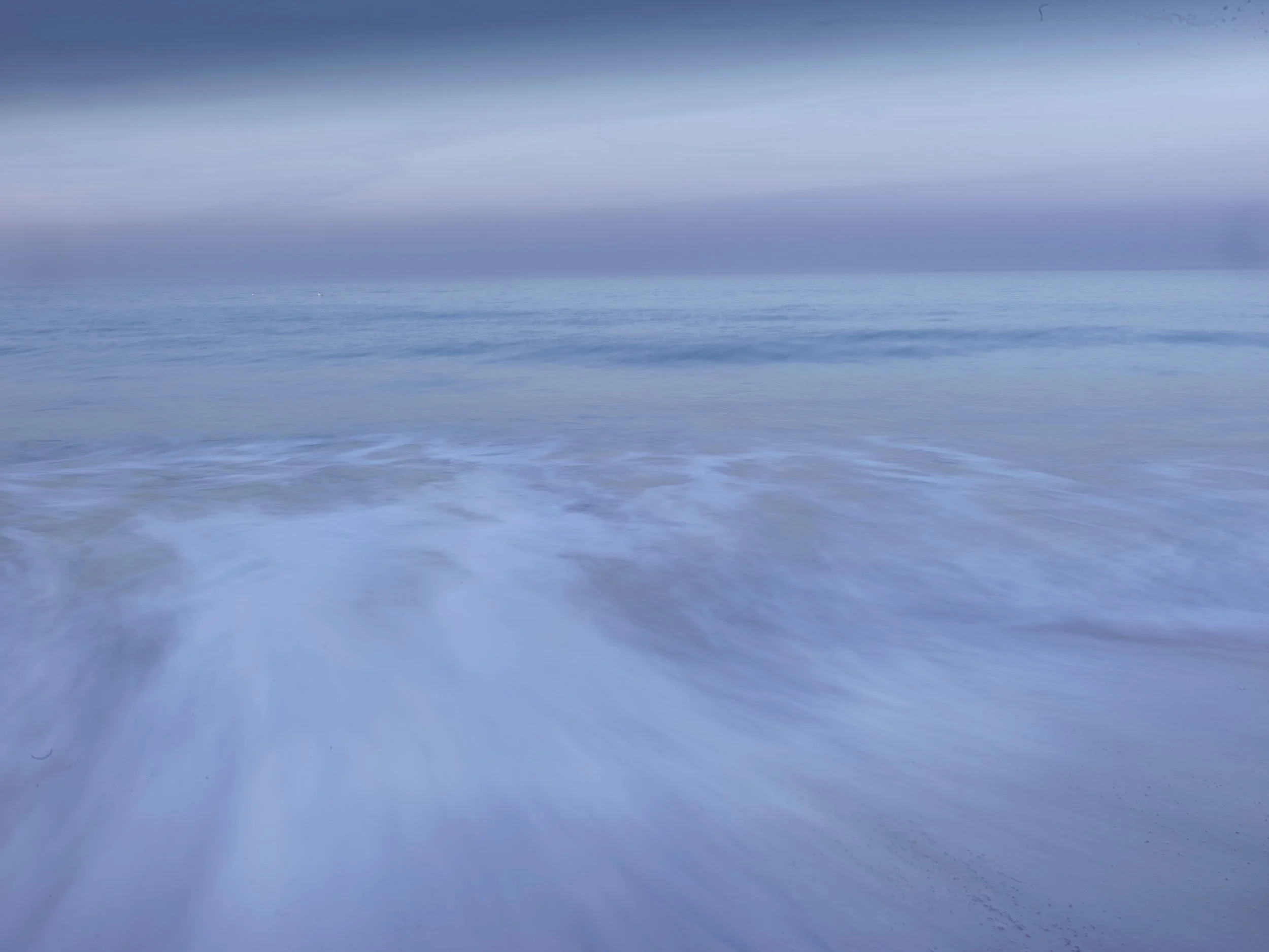 Vue d'une mer calme sous un ciel nuageux