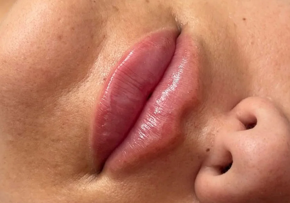 Close-up de lábios humanos e narina de uma pessoa