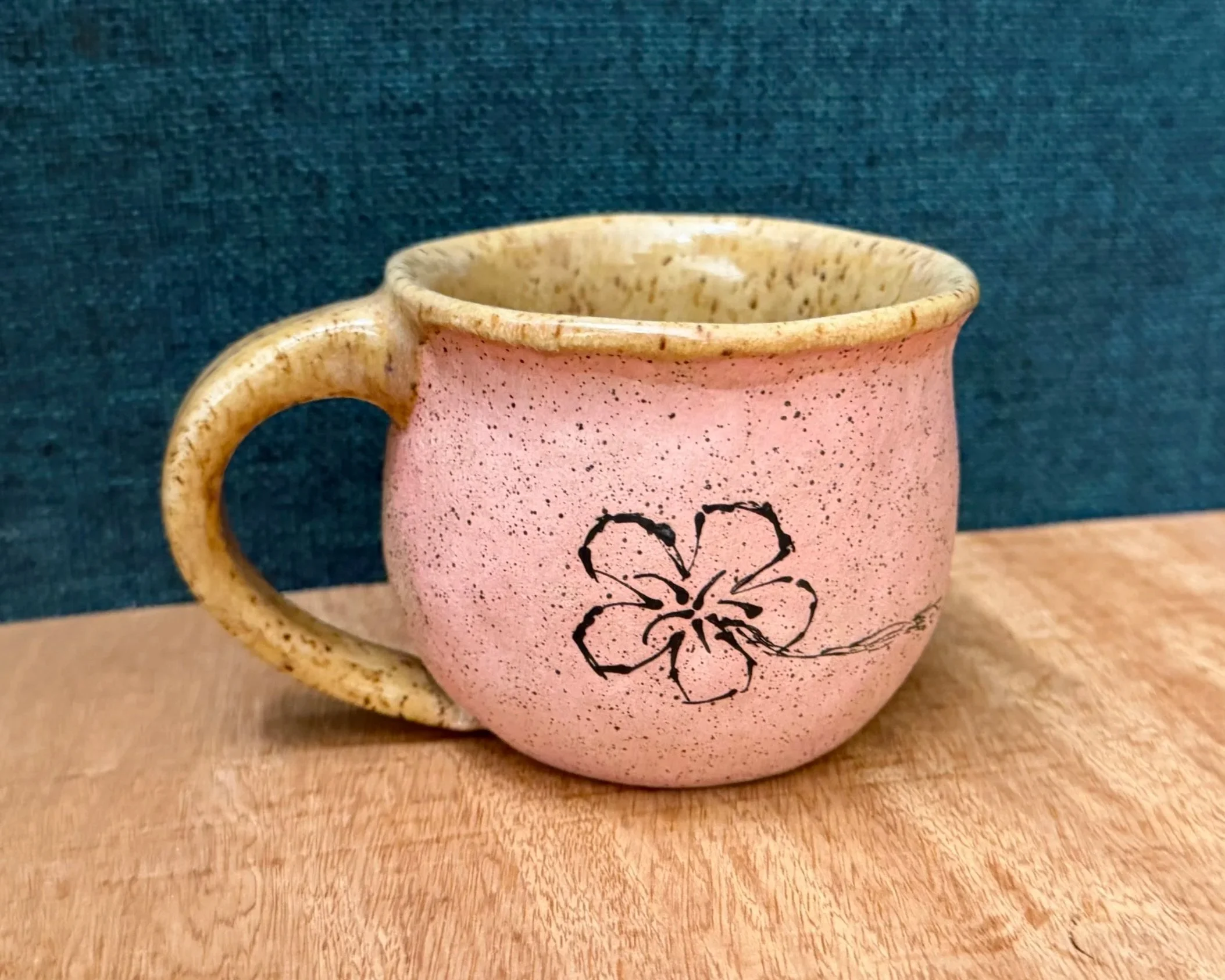 Mug+-+pinched+-+pink+with+flower+outline.jpg