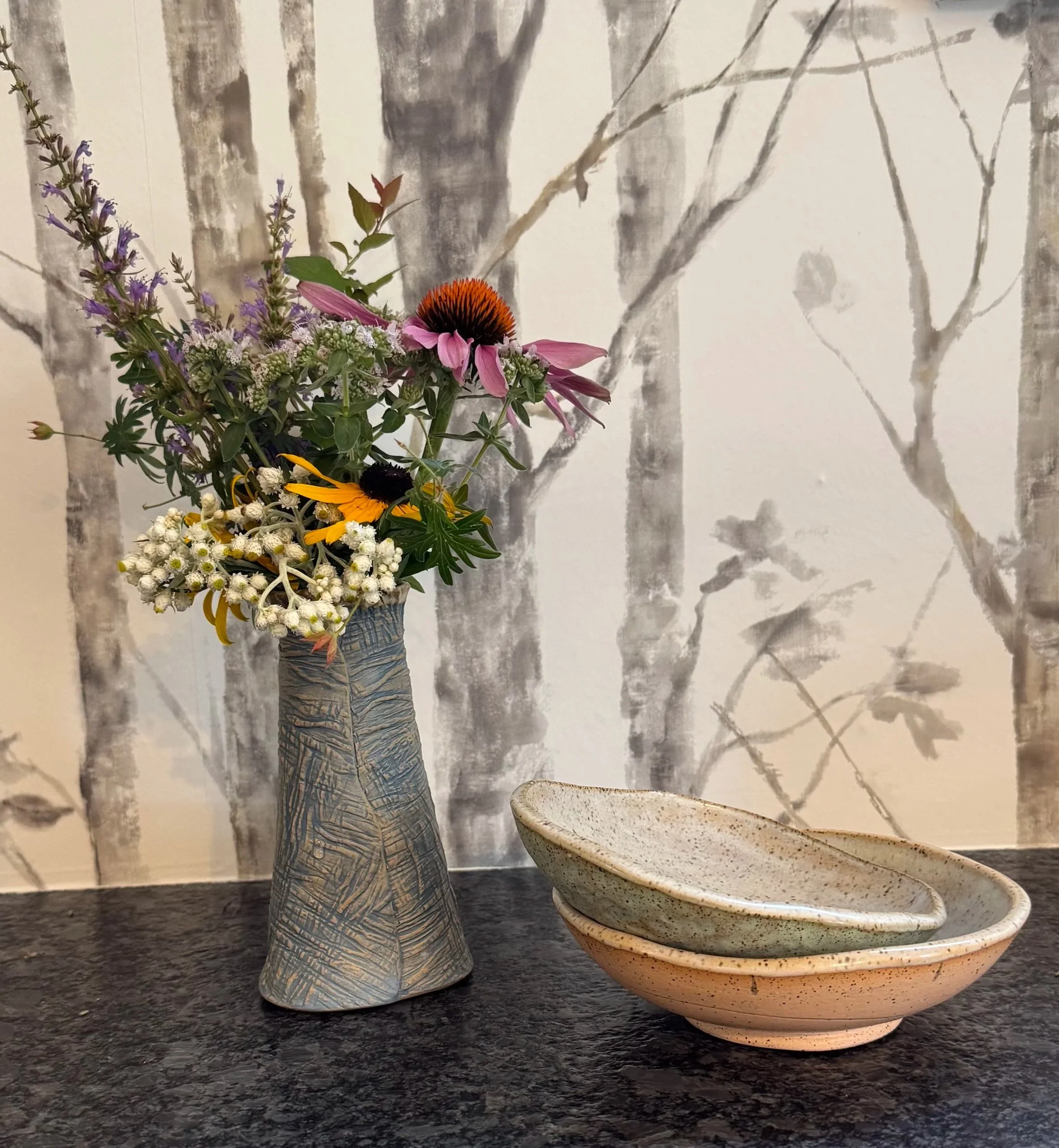 Vase+and+dishes+with+bloms.jpg