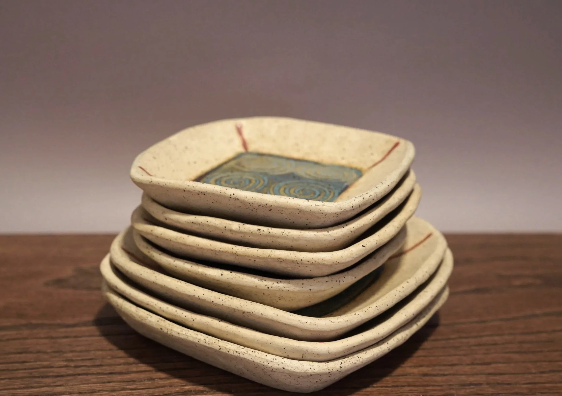 Plates%2C+2+sizes%2C+stacked.jpg