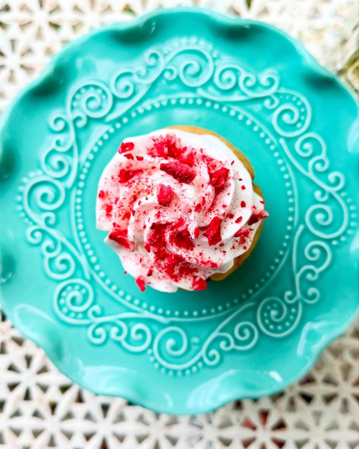🍓Our strawberry dream cakes celebrate the season! 🧁