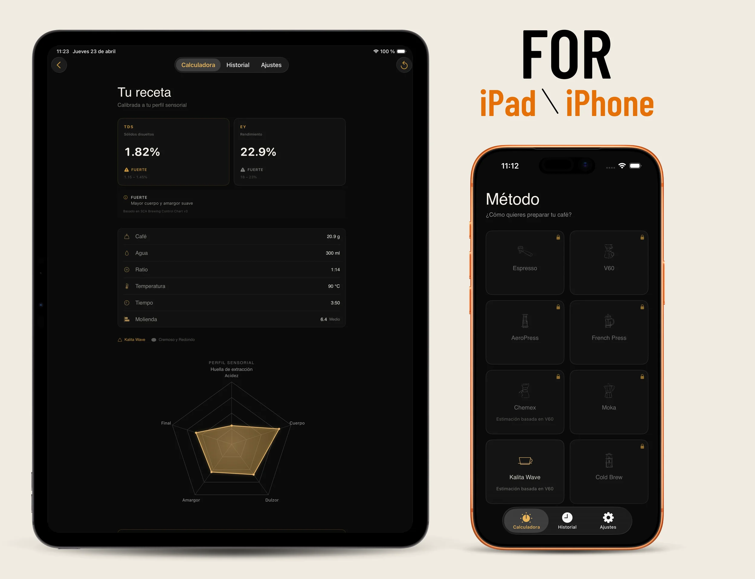 Dos dispositivos electrónicos, un iPad y un iPhone, mostrando diferentes pantallas de aplicaciones relacionadas con recetas de café y análisis sensorial. El fondo es de color beige con texto en negro y naranja que dice "Para iPad/iPhone".
