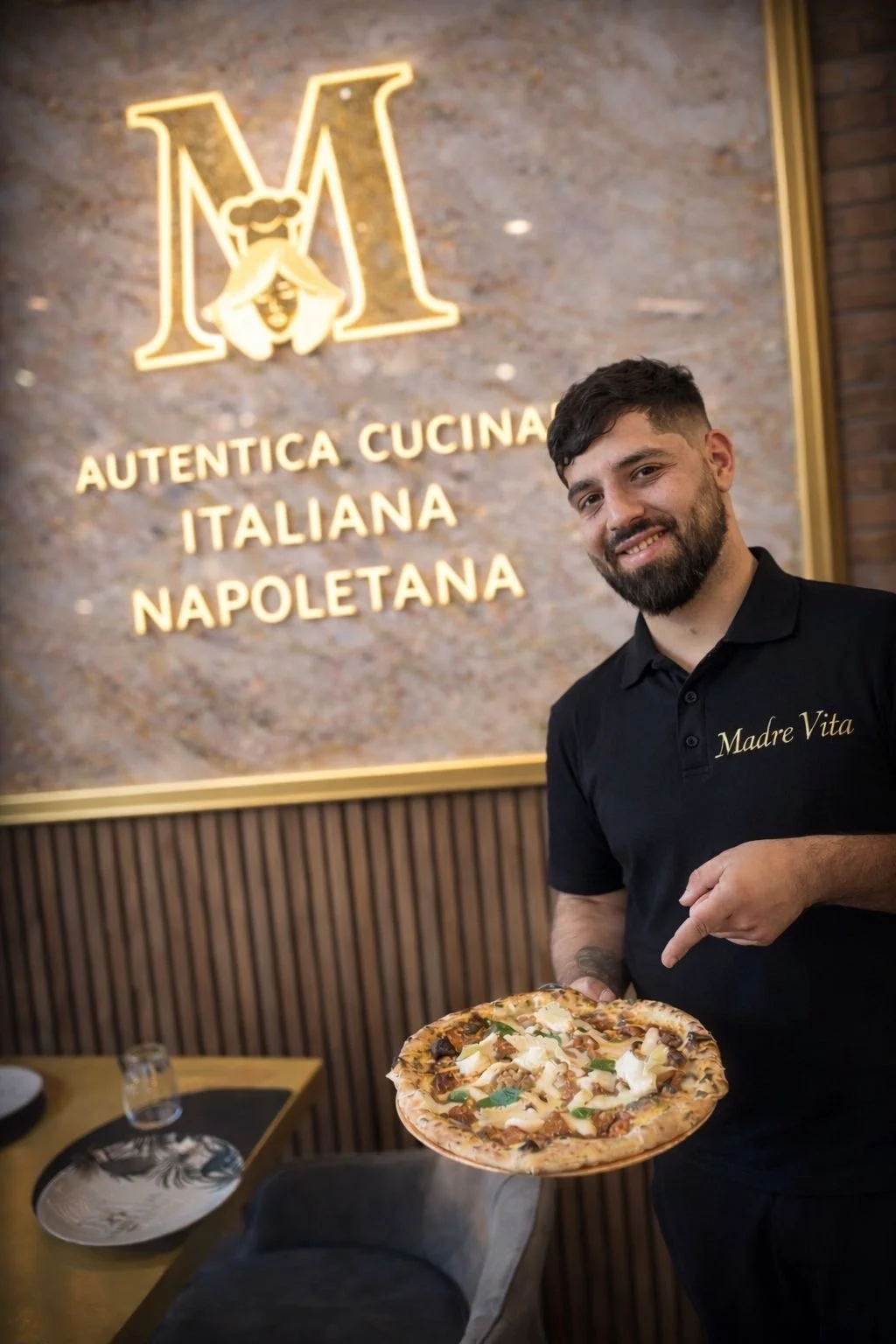 Pizzaiolo preparando pizza napolitana en restaurante italiano Madre Vita en Altea
