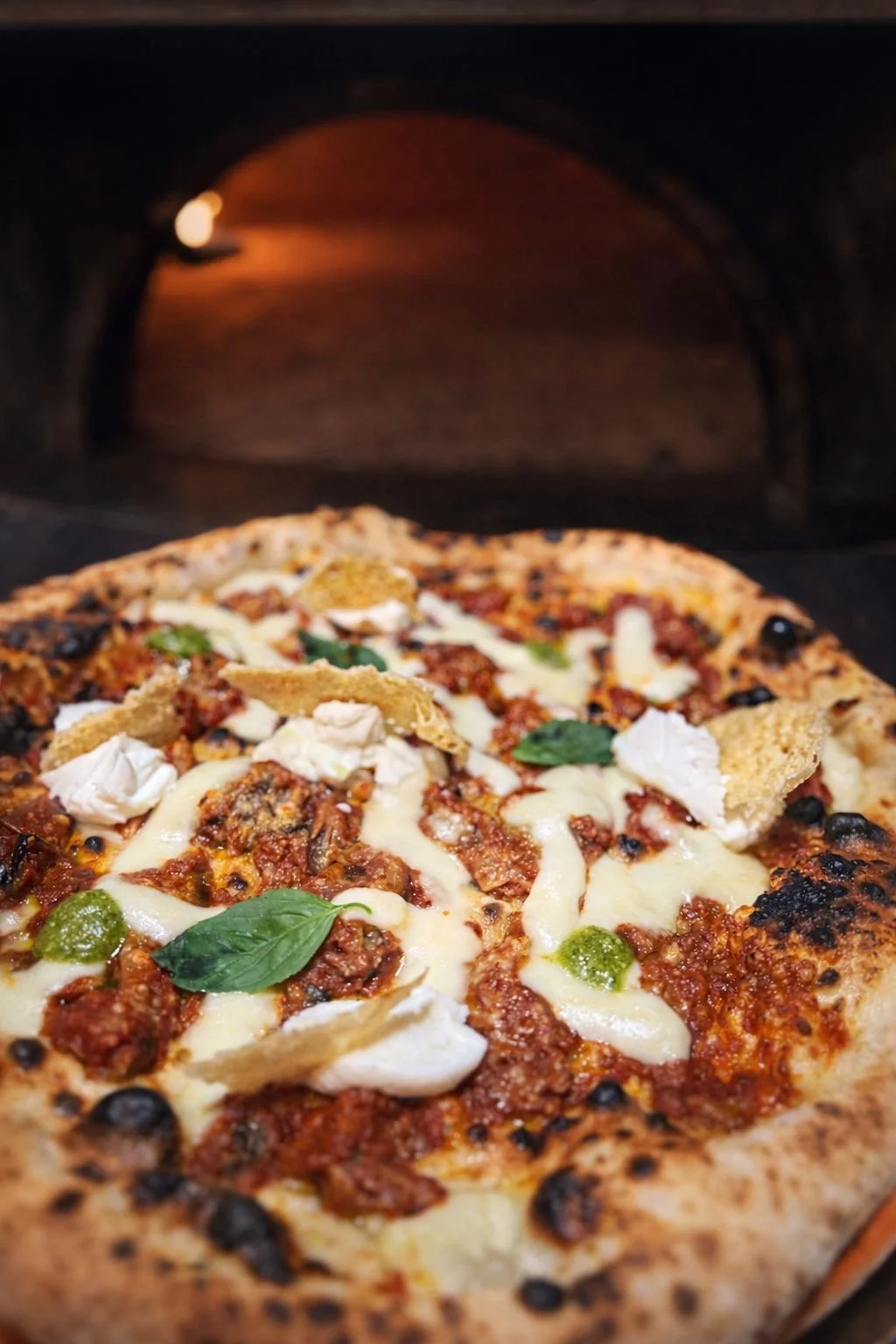 Pizza napolitana artesanal en horno de leña en Altea, con mozzarella, tomate y albahaca fresca