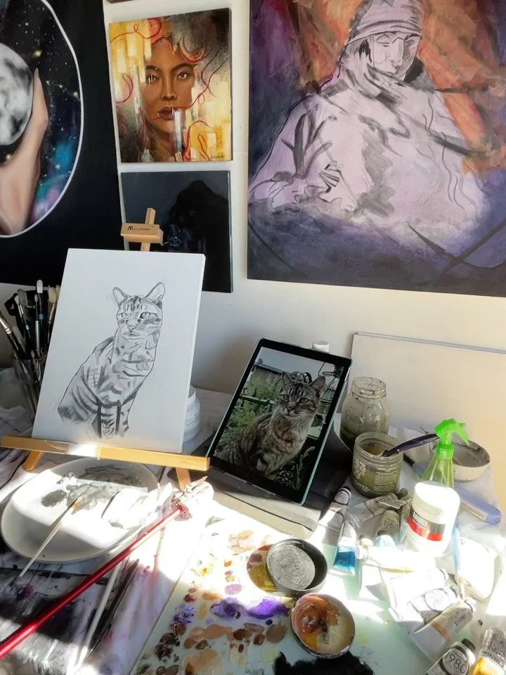 Break time to kiss Mo 😘 
Peep the new pet portrait! 🐈 
Posted a story this morning on how I&rsquo;m feeling (creative af!) and my plans. I&rsquo;m feeling like things are coming together! 
Today (Wednesday) starts my work week so I don&rsquo;t get 