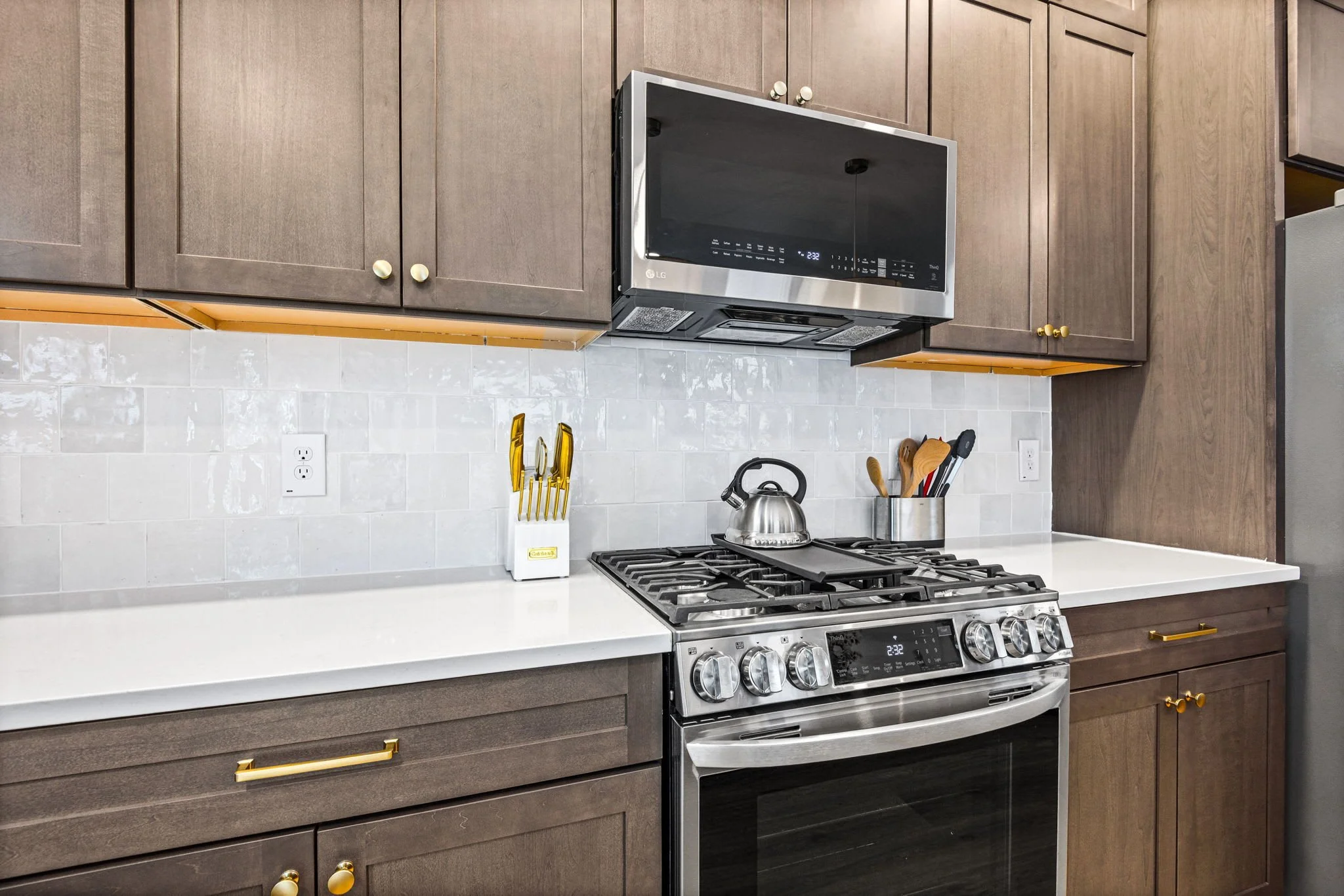 Kitchen w/ Convection Oven & Microwave