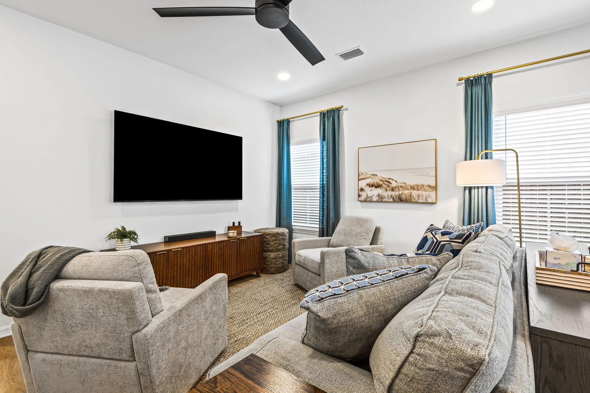 Living Room w 75" TV