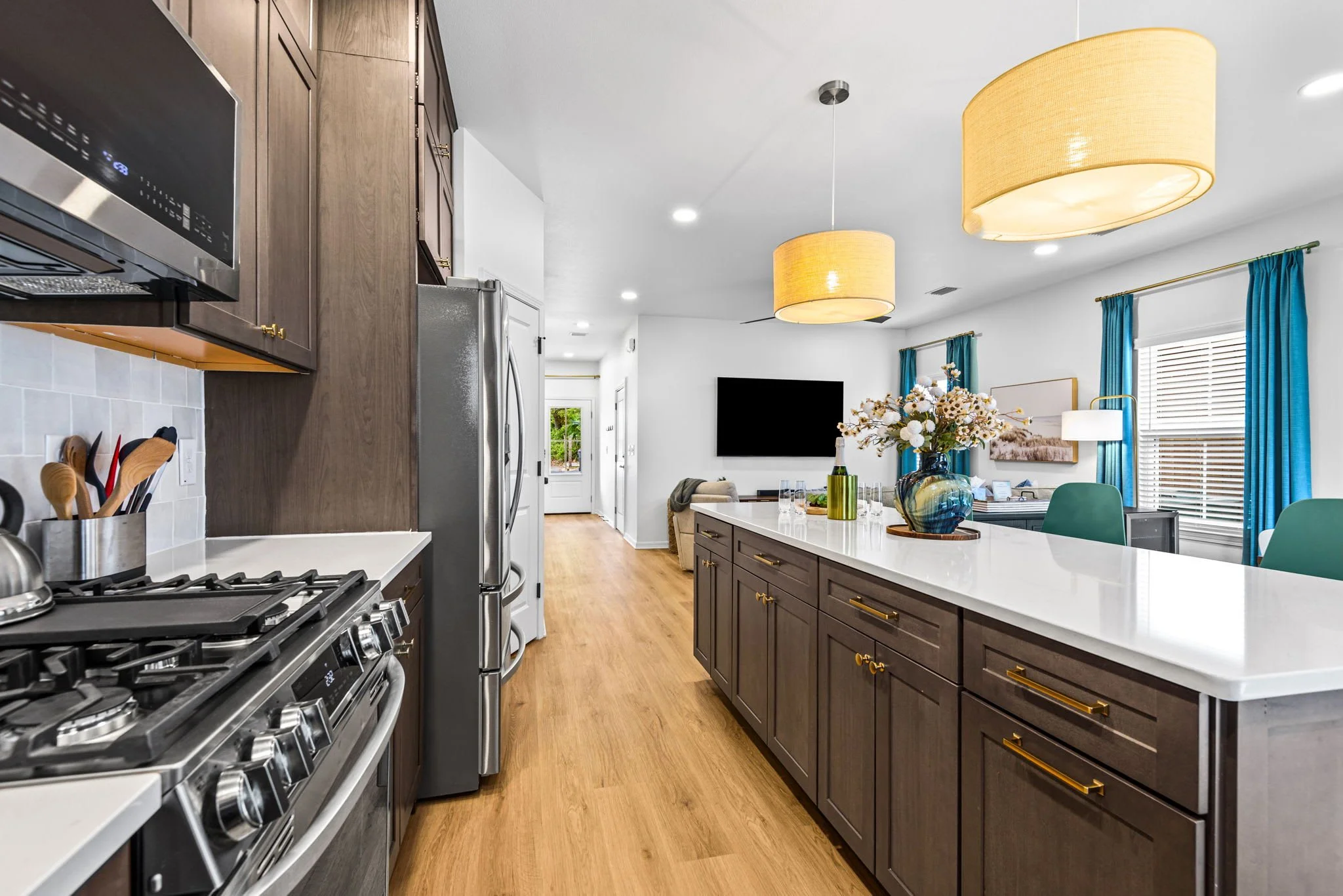 Kitchen w/ Large Island