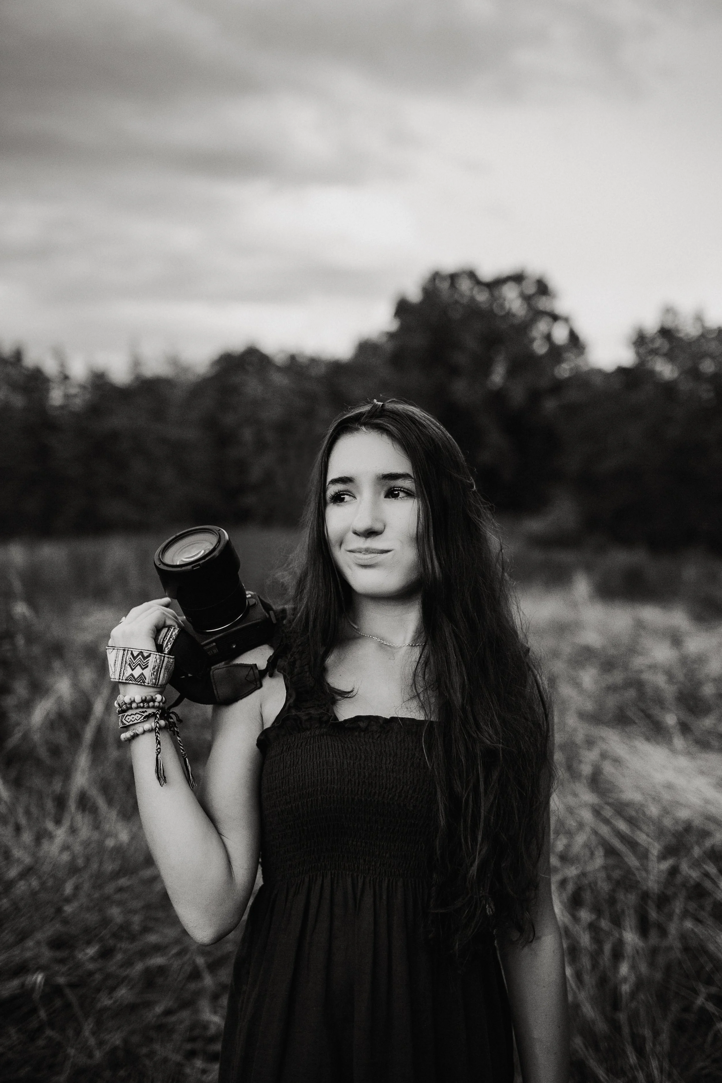 Black and white photo of Claire. The photographer behind nomadiclens.co
