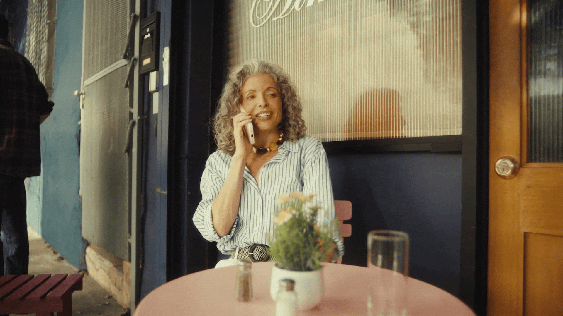 TMO_HSI_RVL_SidewalkSip_Setups_YouTube_EL_16x9_v17_Agency.gif