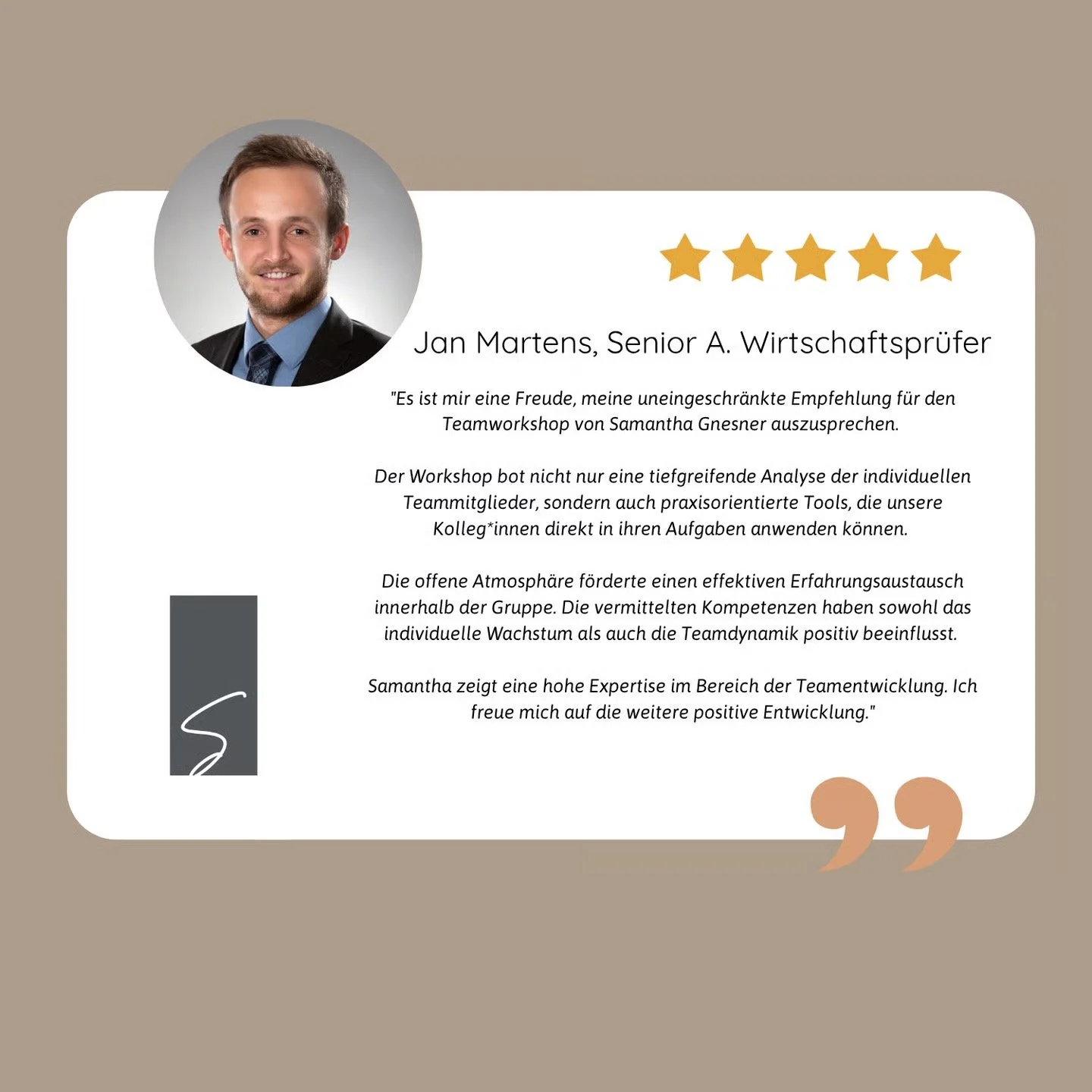 Porträtbild eines Mannes im Anzug, neben einem Text mit Bewertungssternen und einem Zitat über einen Workshop.