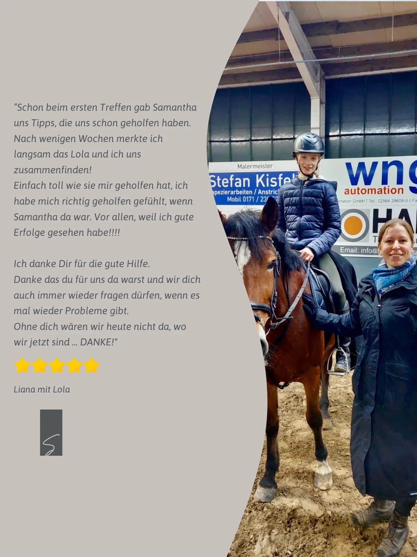 Ein Mädchen auf einem Pferd in einer Reithalle, umgeben von einer Frau, beide lachen und tragen Winterkleidung, im Hintergrund Schilder mit Werbung.