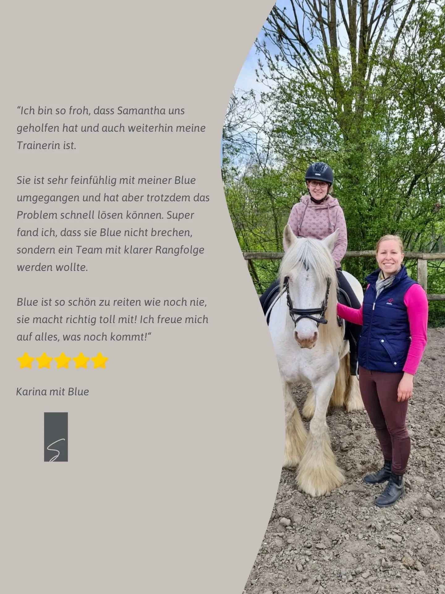 Zwei Frauen und ein weißes Pferd namens Blue outdoor, eine der Frauen trägt einen Reithelm und sitzt auf dem Pferd, die andere steht neben dem Pferd, alle lächeln. Im Hintergrund Bäume und eine Holzabsperrung.