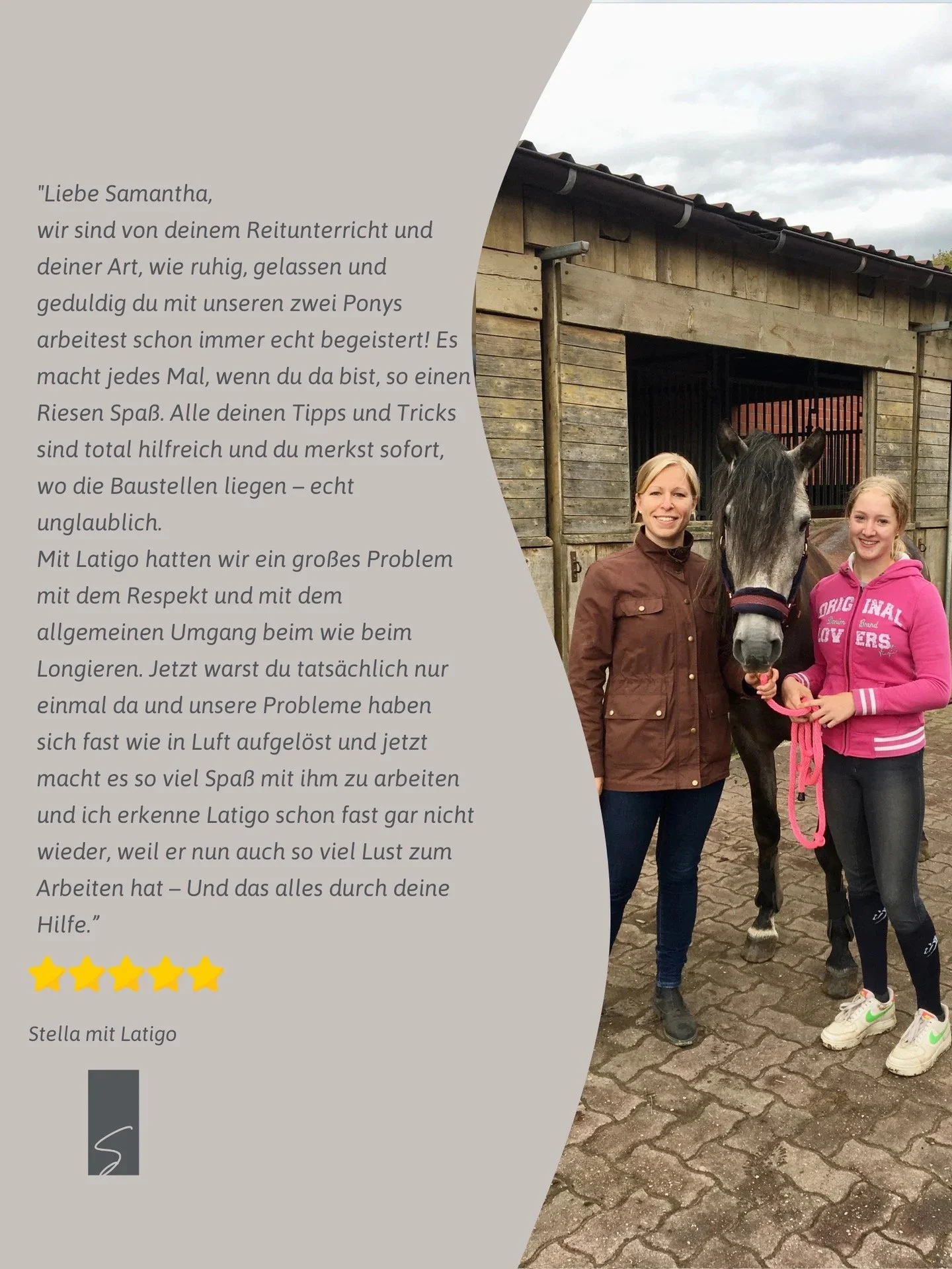 Zwei junge Frauen stehen draußen in der Nähe eines Stalls mit einem schwarzen Pferd. Eine Frau trägt eine braune Jacke, die andere eine pinke Kapuzenjacke. Beide halten das Pferd an einem Halfter. Es ist bewölkt, der Boden ist gepflastert.