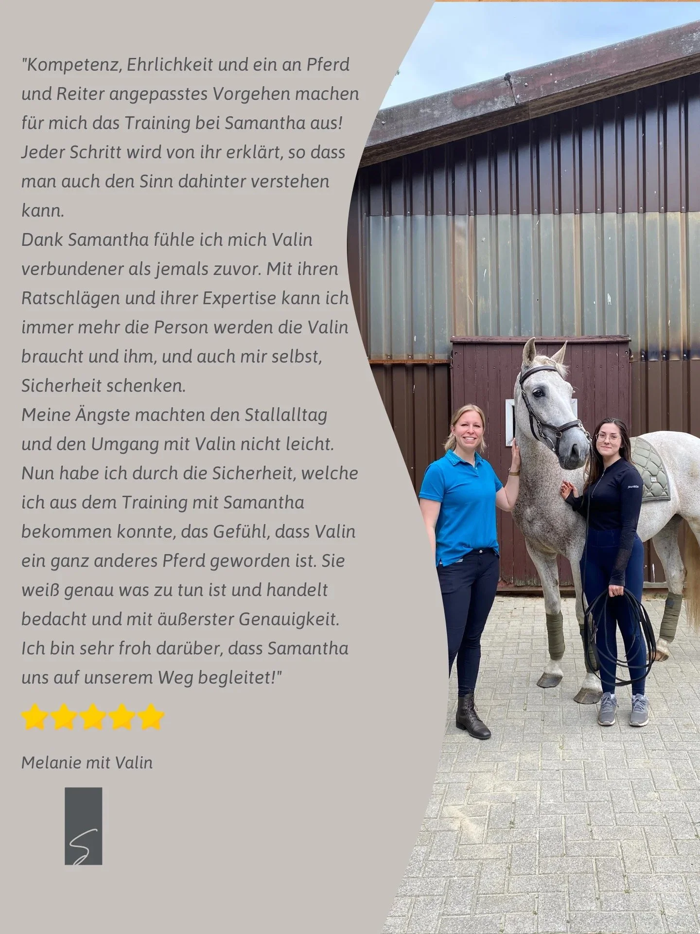 Zwei Frauen stehen neben einem weißen Pferd mit einem Sattel, vor einem Stallgebäude aus Holz. Eine Frau trägt eine blaue Jacke, die andere eine dunkle Jacke. Beide halten das Pferd an der Seite. Der Himmel ist klar, und der Boden ist gepflastert.