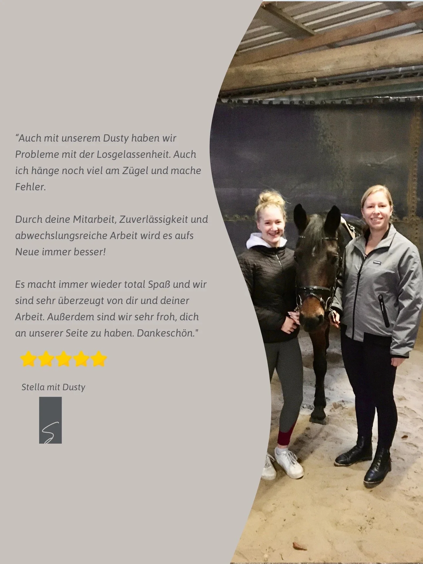 Zwei Frauen stehen in einem Stall mit einem braunen Pferd, alle lächeln. Die Frauen tragen wetterfeste Kleidung.