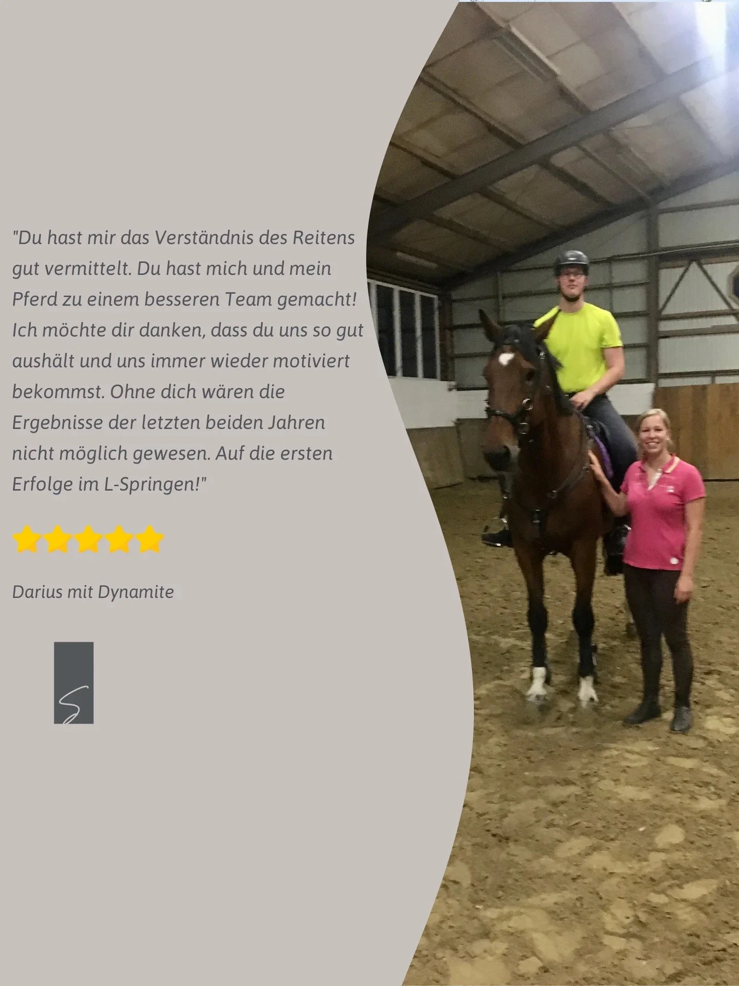 Ein Mann auf einem Pferd in einem Reitstall mit einer Frau an seiner Seite, die smiling trägt. Es ist eine Indoor-Reithalle mit Holzboden und aus Holz gebauten Wänden.