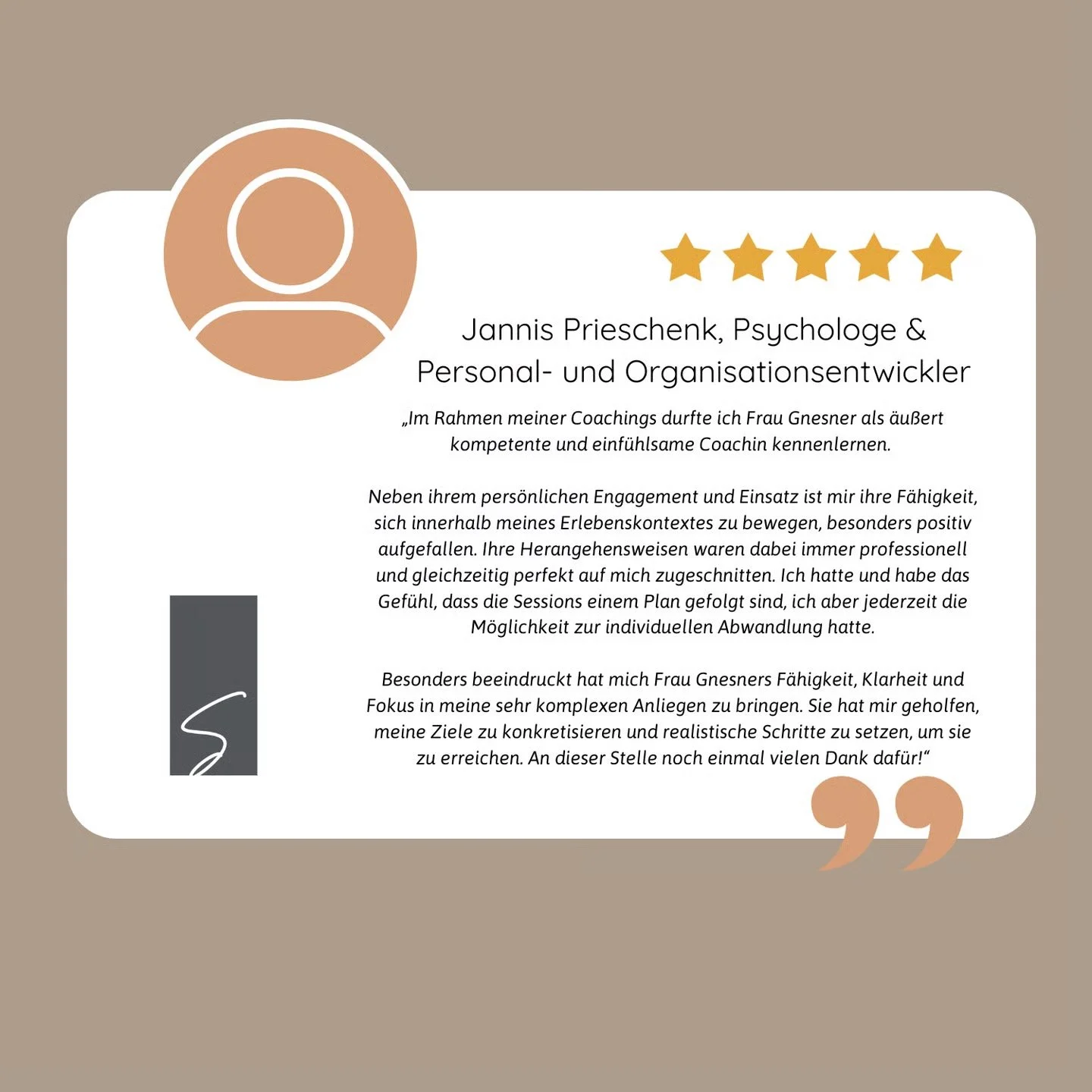 Testimonial mit Sternenbewertung, Portrait-Icon, Text in Deutsch über Erfahrungen mit Frau Gnesner, Zitat im Text, orange Akzent-Dekoelemente, grauer Block mit Initialen, beige Hintergrund.