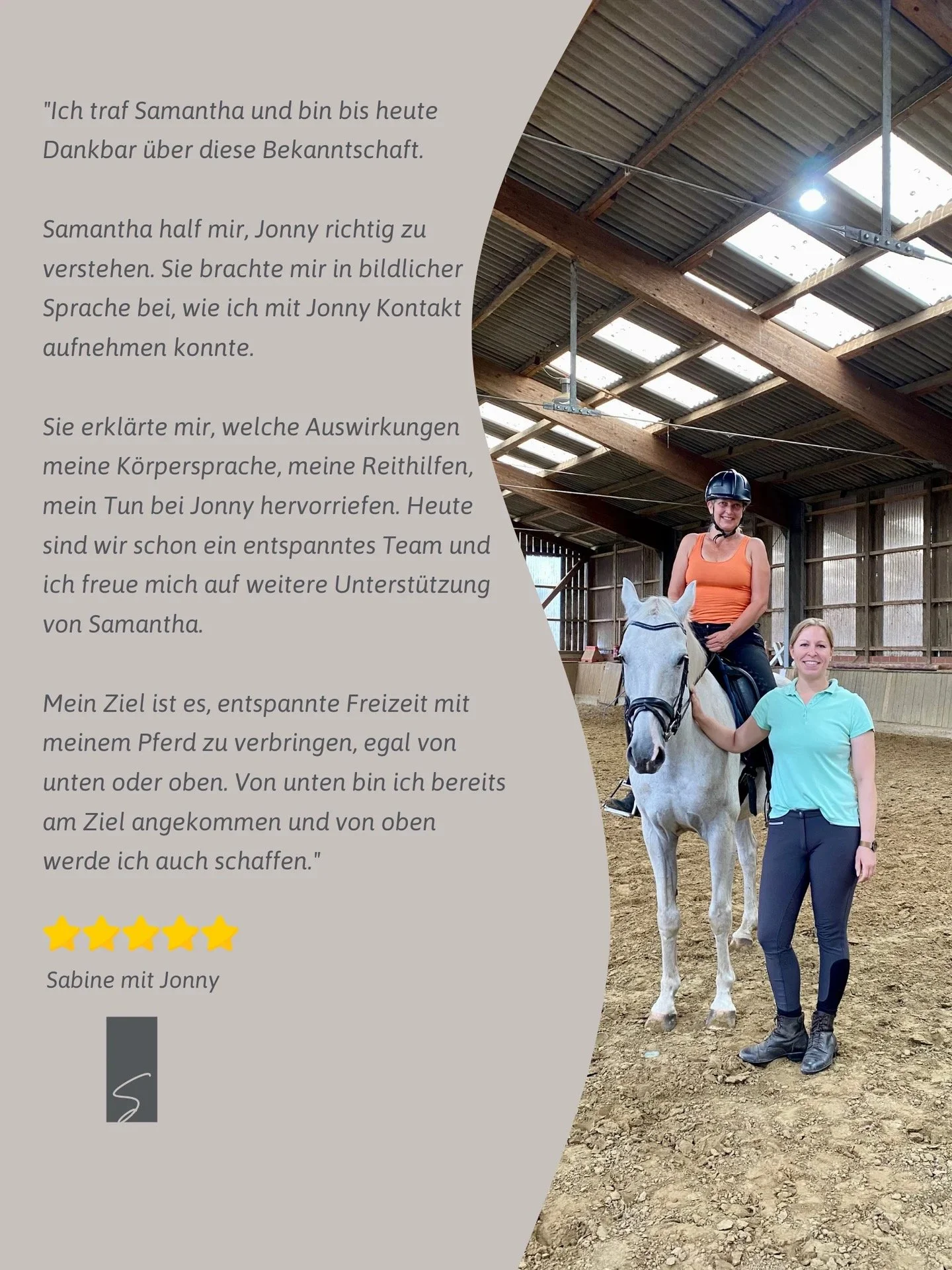 Zwei Frauen, eine auf einem weißen Pferd reitend und die andere neben dem Pferd, stehen in einem Reitstall mit Holz- und Metalldach. Die Frau auf dem Pferd trägt einen schwarzen Reithelm und ein orangefarbenes Top, die andere Frau trägt ein hellblaue