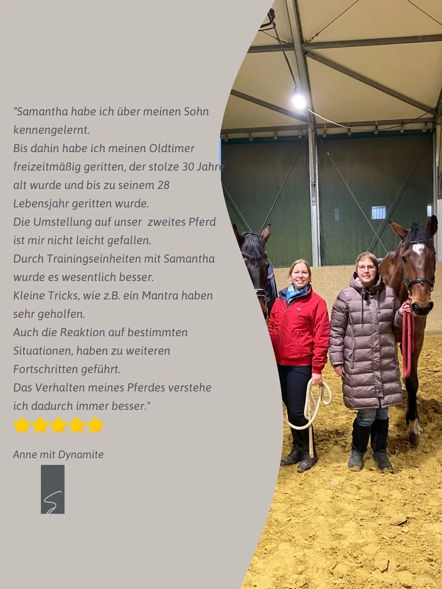 Zwei Frauen stehen in einem Reitstall mit ihren Pferden und lächeln. Beide Frauen tragen Winterjacken, eine mit roter, die andere mit brauner Farbe.
