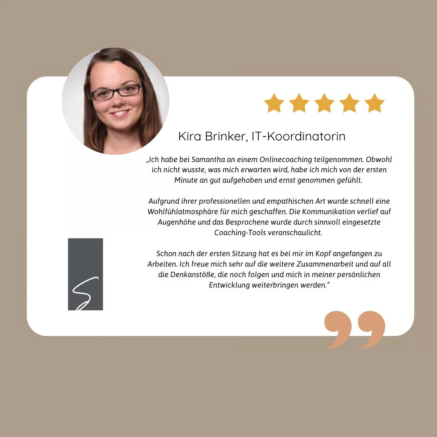 Testimonial von Kira Brinker, IT-Koordinatorin, mit ihrem Foto, fünf Sternen und einem Zitat über ihre positive Erfahrung mit einem Onlinecoaching. Der Hintergrund ist beige mit weißen und grauen Designelementen.