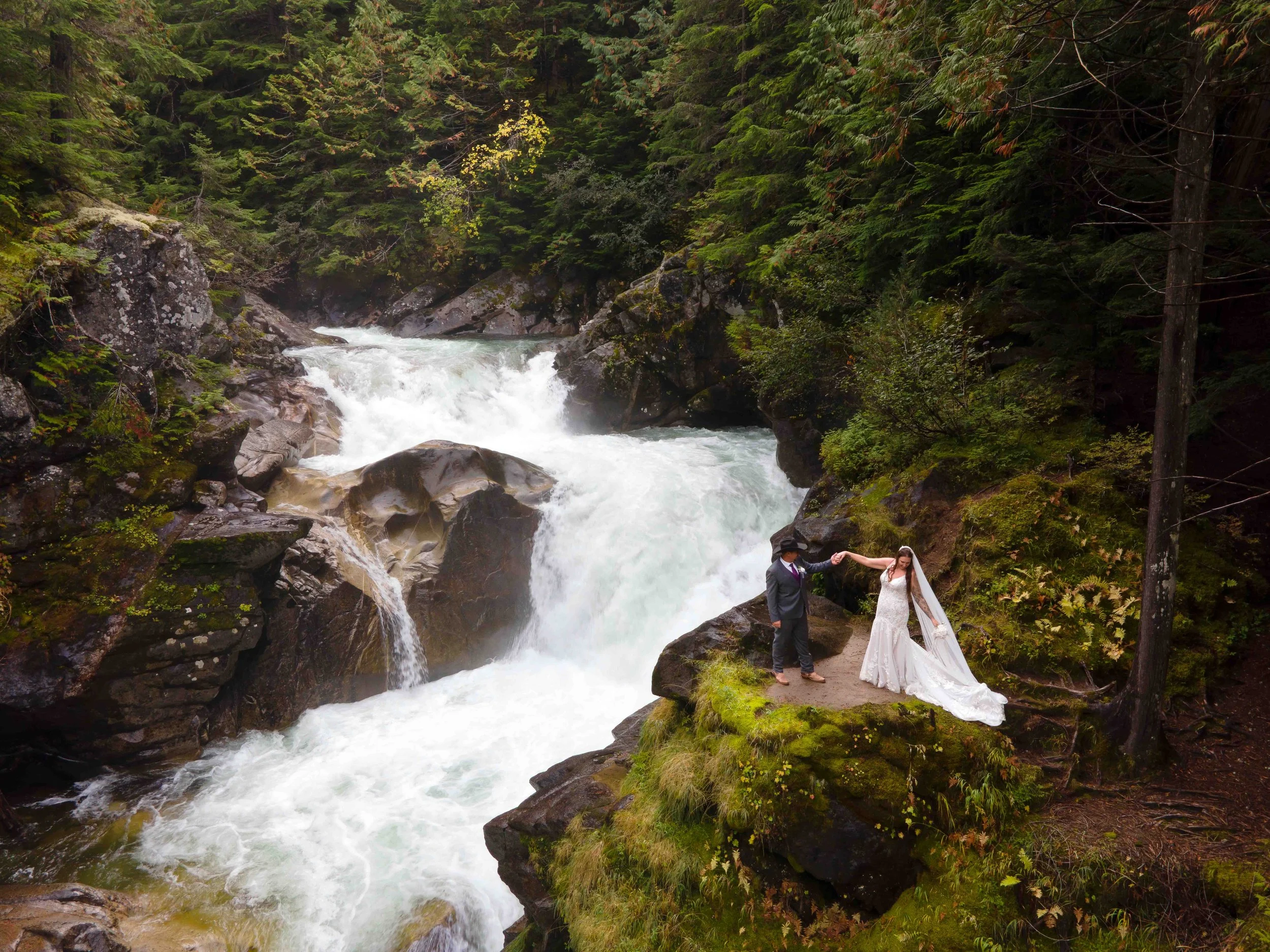 couple-cermony-wedding-elopement-bc-PocketSunshinePhotography-3.jpg