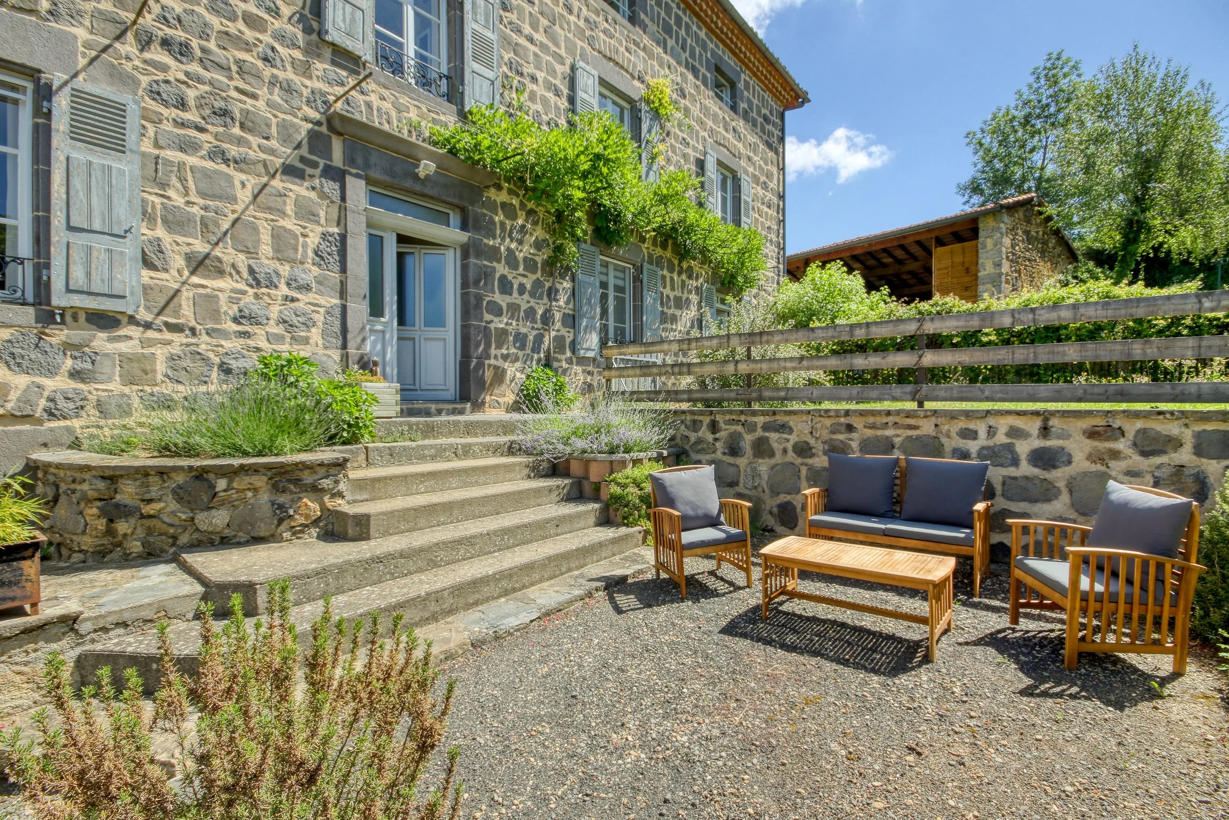 2etablissements_gite_apetitspastapon_etchambresd-hotes_lesjardinsd-anna_situesdanslamemepropriete_10062022_saint-ilpize_12.jpg