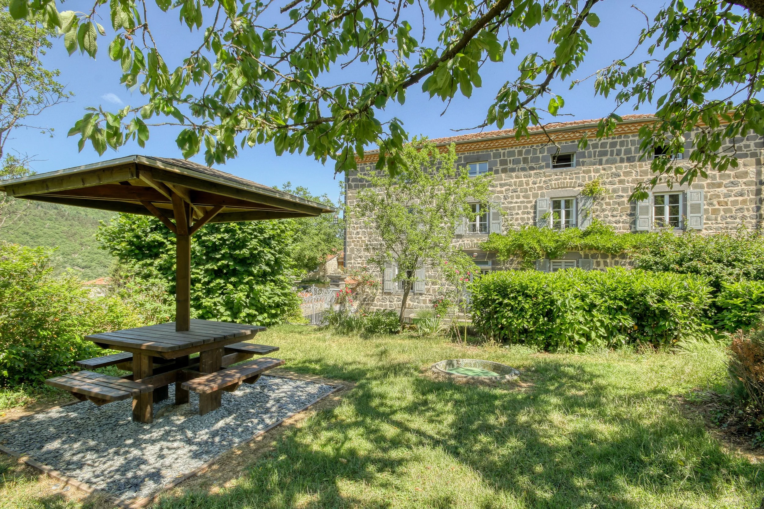 2etablissements_gite_apetitspastapon_etchambresd-hotes_lesjardinsd-anna_situesdanslamemepropriete_10062022_saint-ilpize_11.jpg