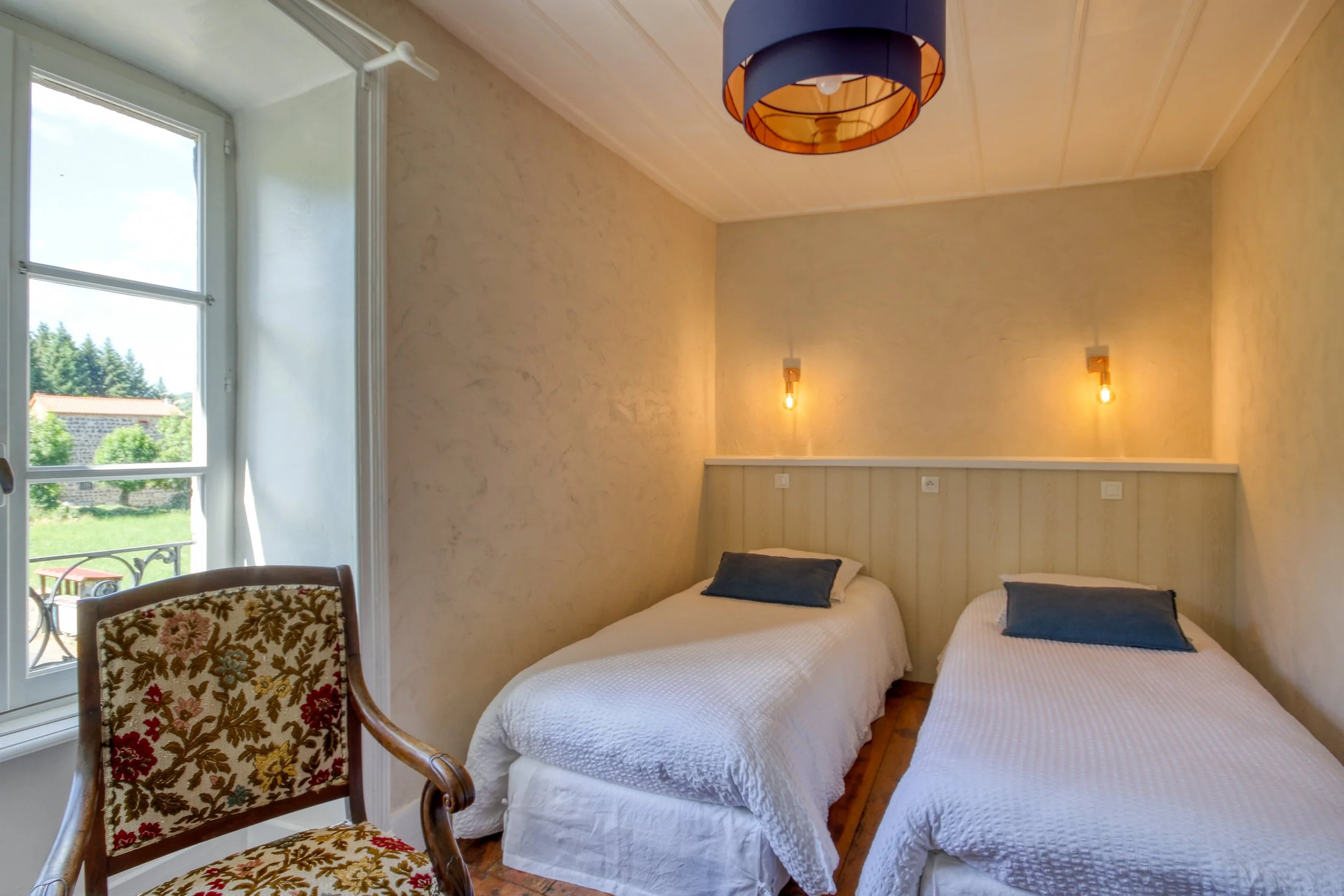 2etablissements_gite_apetitspastapon_etchambresd-hotes_lesjardinsd-anna_situesdanslamemepropriete_10062022_saint-ilpize_4.jpg