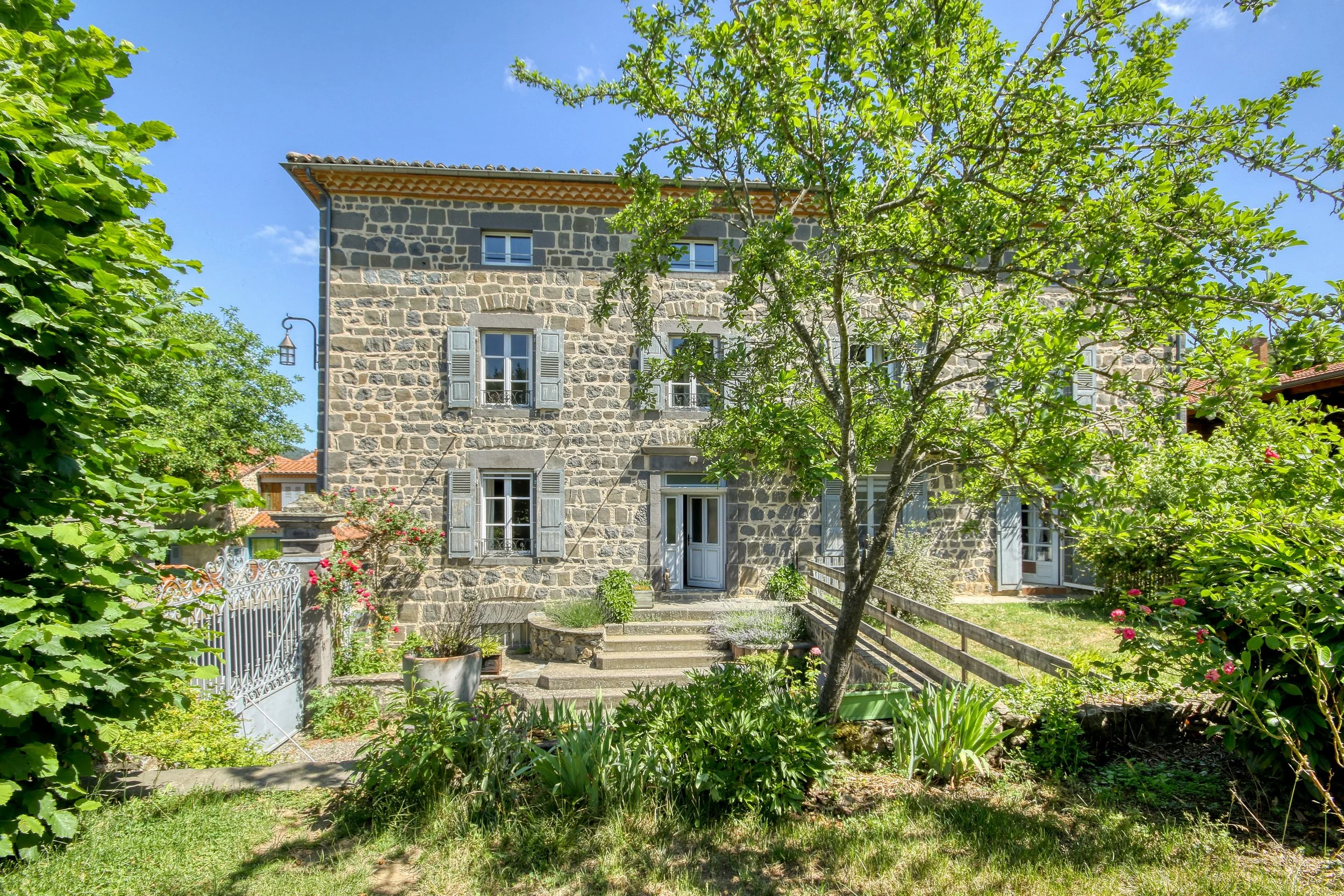 2etablissements_gite_apetitspastapon_etchambresd-hotes_lesjardinsd-anna_situesdanslamemepropriete_10062022_saint-ilpize_10.jpg
