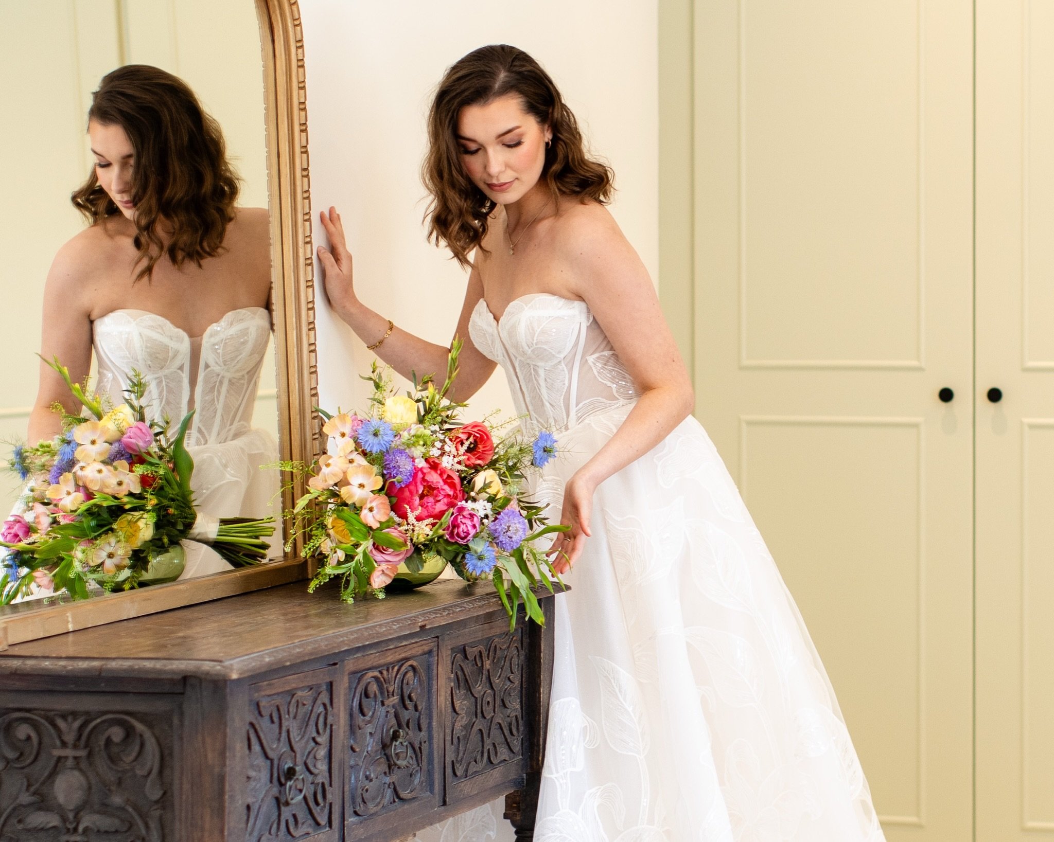 No rush, no stress&hellip; just this moment ✨
a little note from your MUA: we&rsquo;ve got you, just enjoy every second 🤍

Venue - @barn_hallcourtfarm 
Planner - @honour_and_pop 
Photographer - @elizabethwattsphotography 
Content Creator - @frametwe