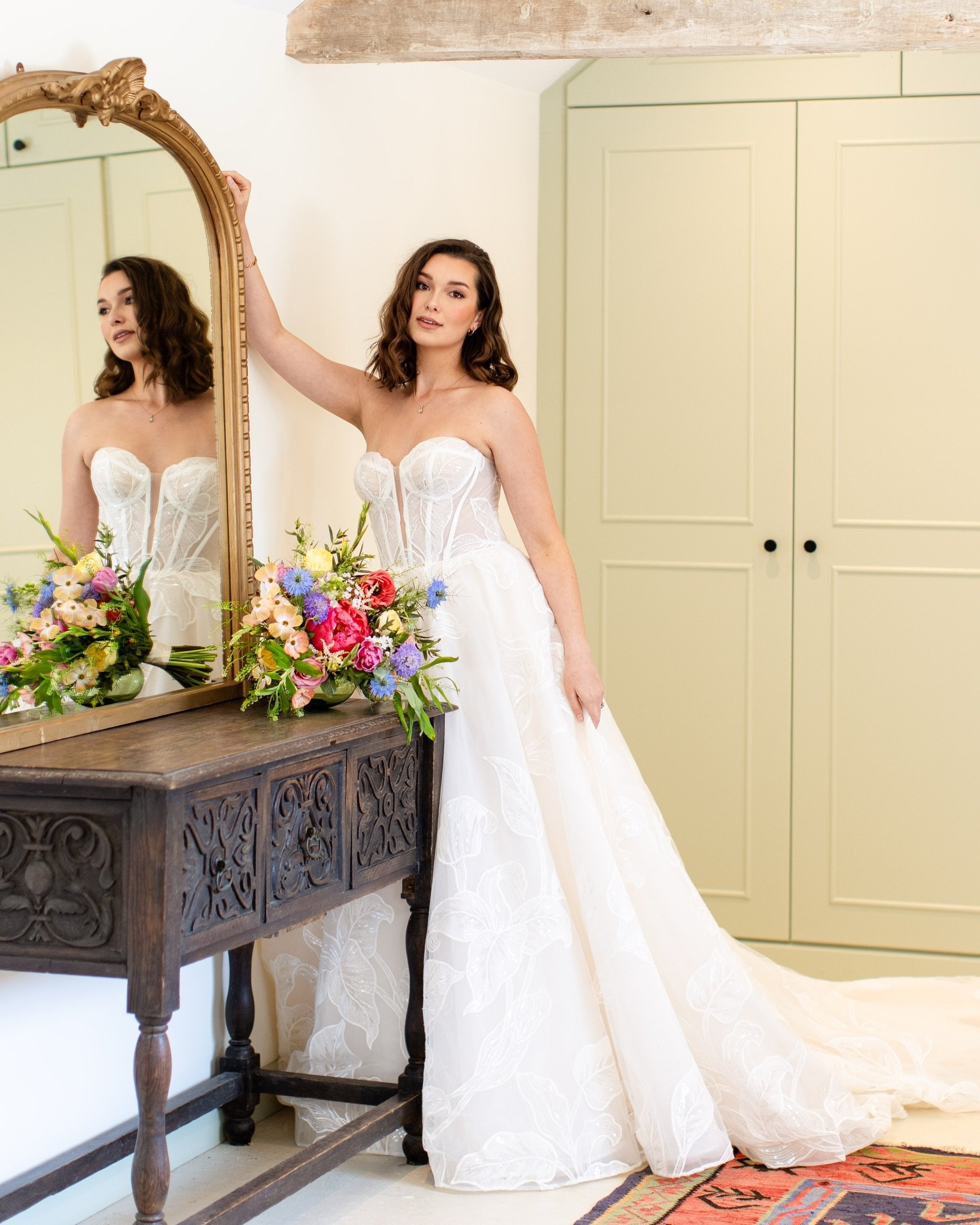 The goal isn&rsquo;t to look different - it&rsquo;s to look like you, just elevated and glowing from every angle 🤍

Venue - @barn_hallcourtfarm 
Planner - @honour_and_pop 
Photographer - @elizabethwattsphotography 
Content Creator - @frametwentythre