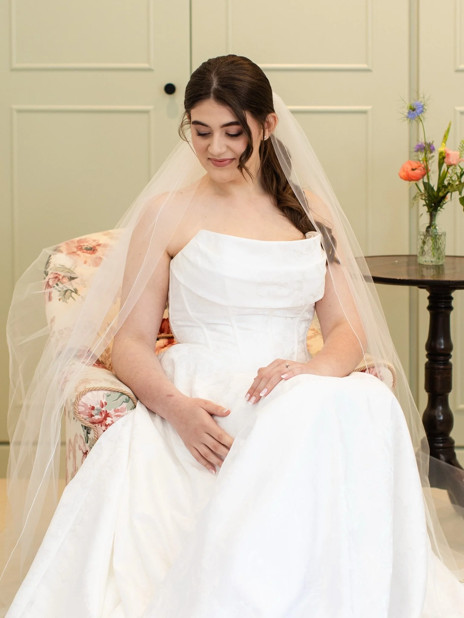 Bridal glow in full effect 👰&zwj;♀️✨

Venue - @barn_hallcourtfarm 
Planner - @honour_and_pop 
Photographer - @elizabethwattsphotography 
Content Creator - @frametwentythree 
Dresses - @idofrocks 
Florist - @flowersbyhelenelizabeth 
Model - @eviemars