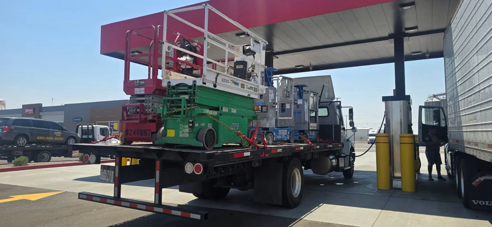 Scissor lift transported safely via hotshot with the best rates – Prime Load Solutions on-time delivery