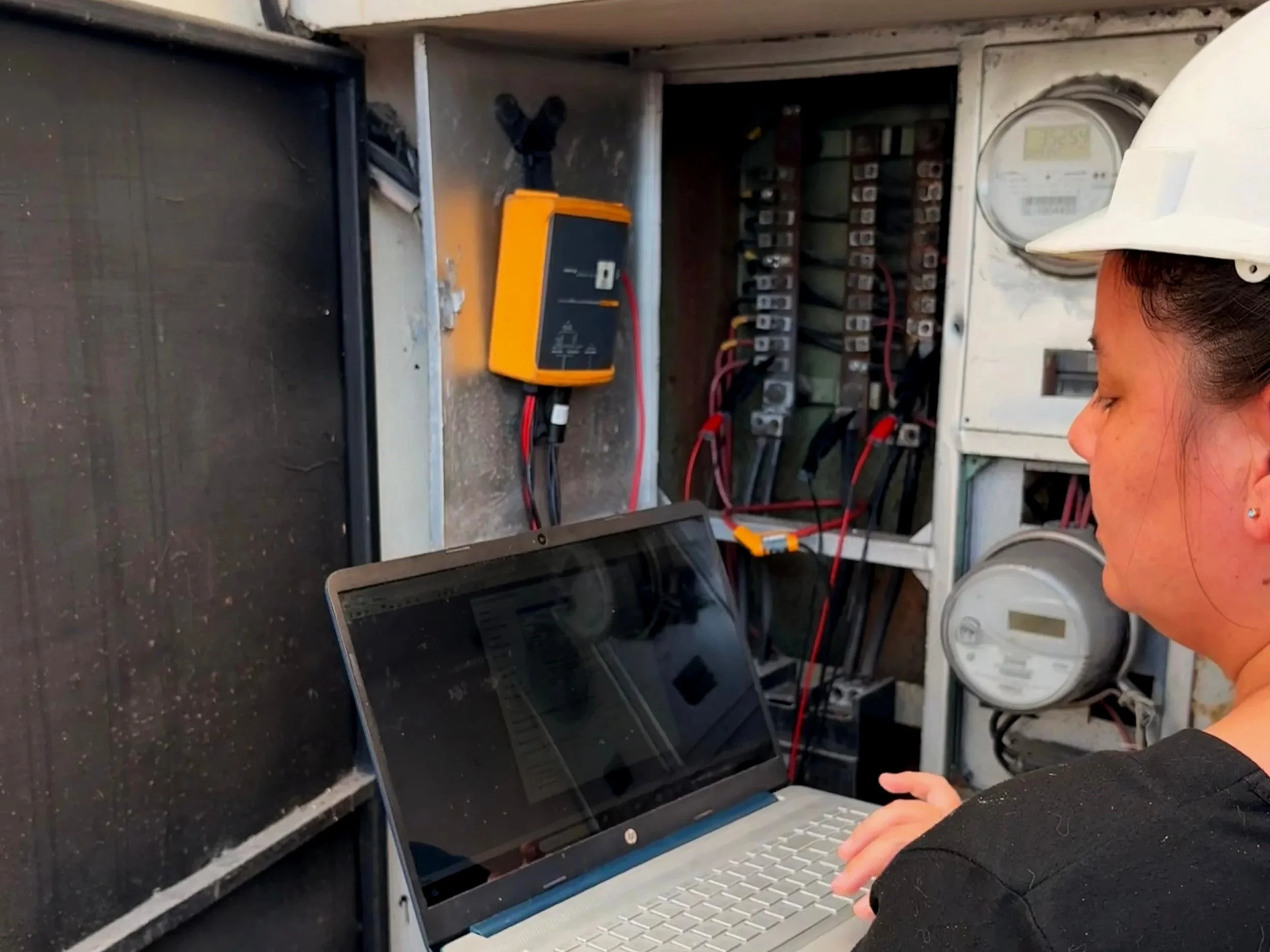 Soluciones de ingeniería eléctrica, proyectos eléctricos residenciales y comerciales, instalaciones eléctricas, modelado BIM eléctrico, calidad de energía y factor de potencia para reducir multas en la planilla eléctrica además servicios de mantenimi