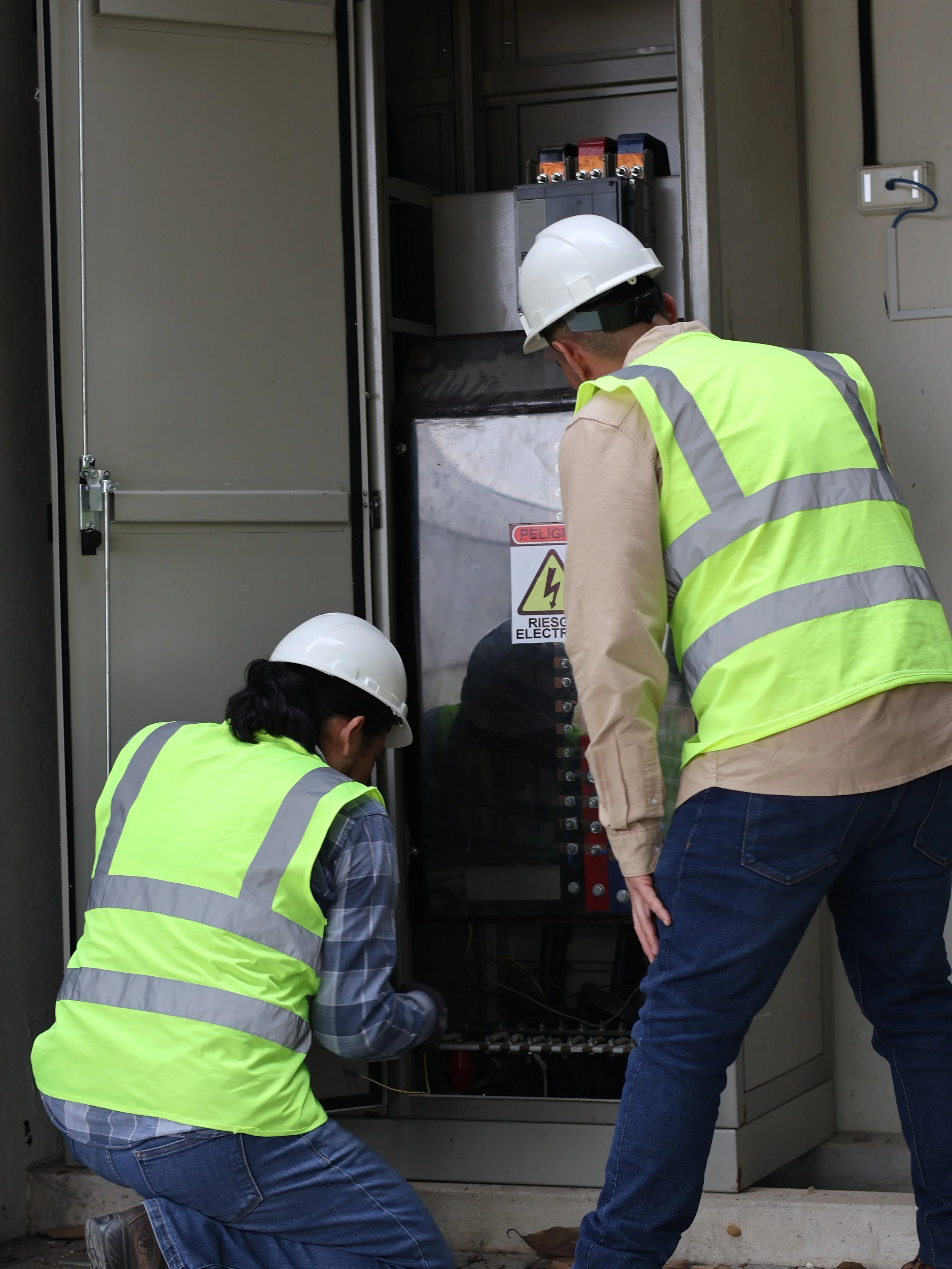 Soluciones de ingeniería eléctrica, proyectos eléctricos residenciales y comerciales, instalaciones eléctricas, modelado BIM eléctrico, calidad de energía y factor de potencia para reducir multas en la planilla eléctrica además servicios de mantenimi