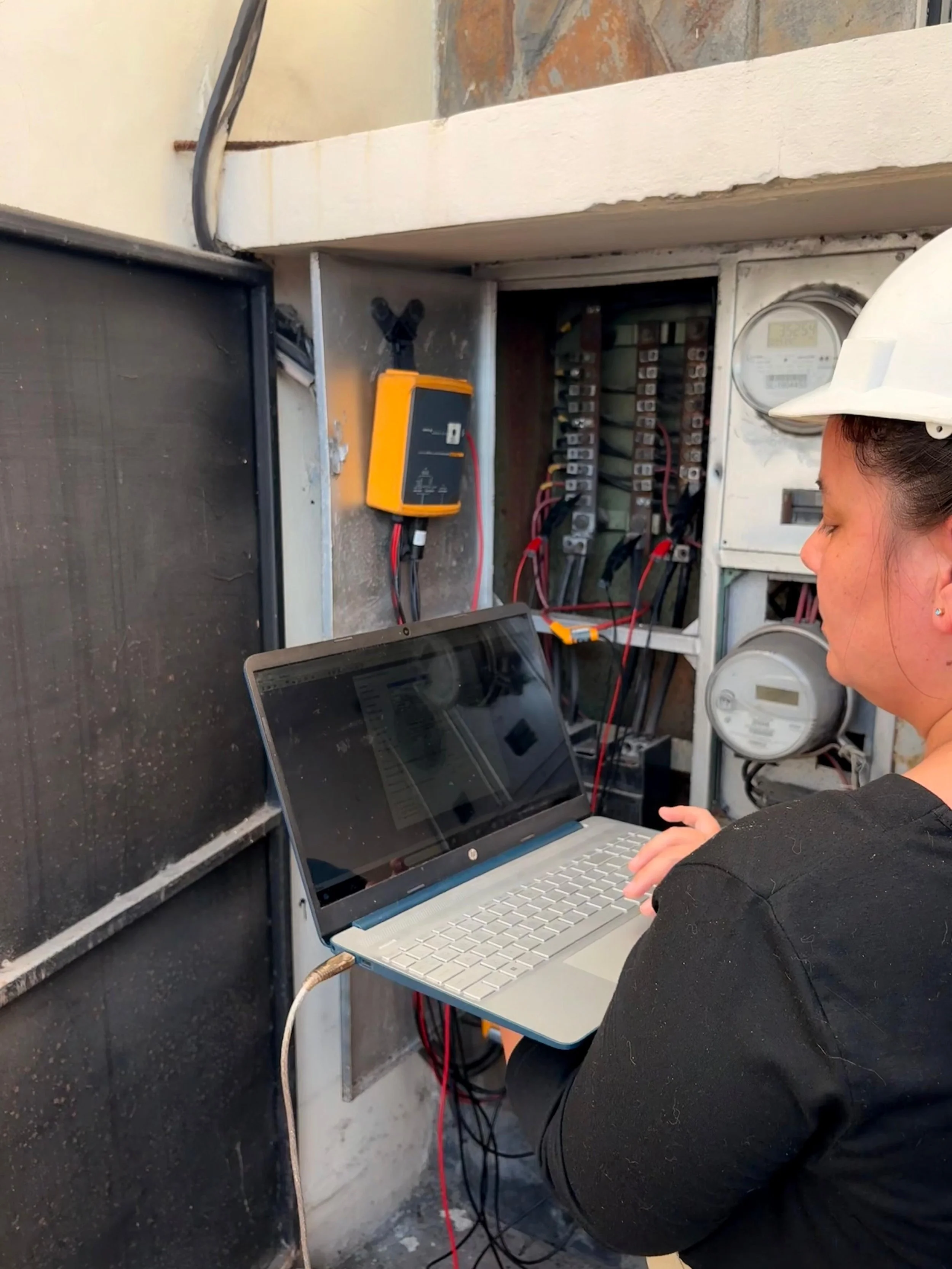 Ingeniera instalando equipo