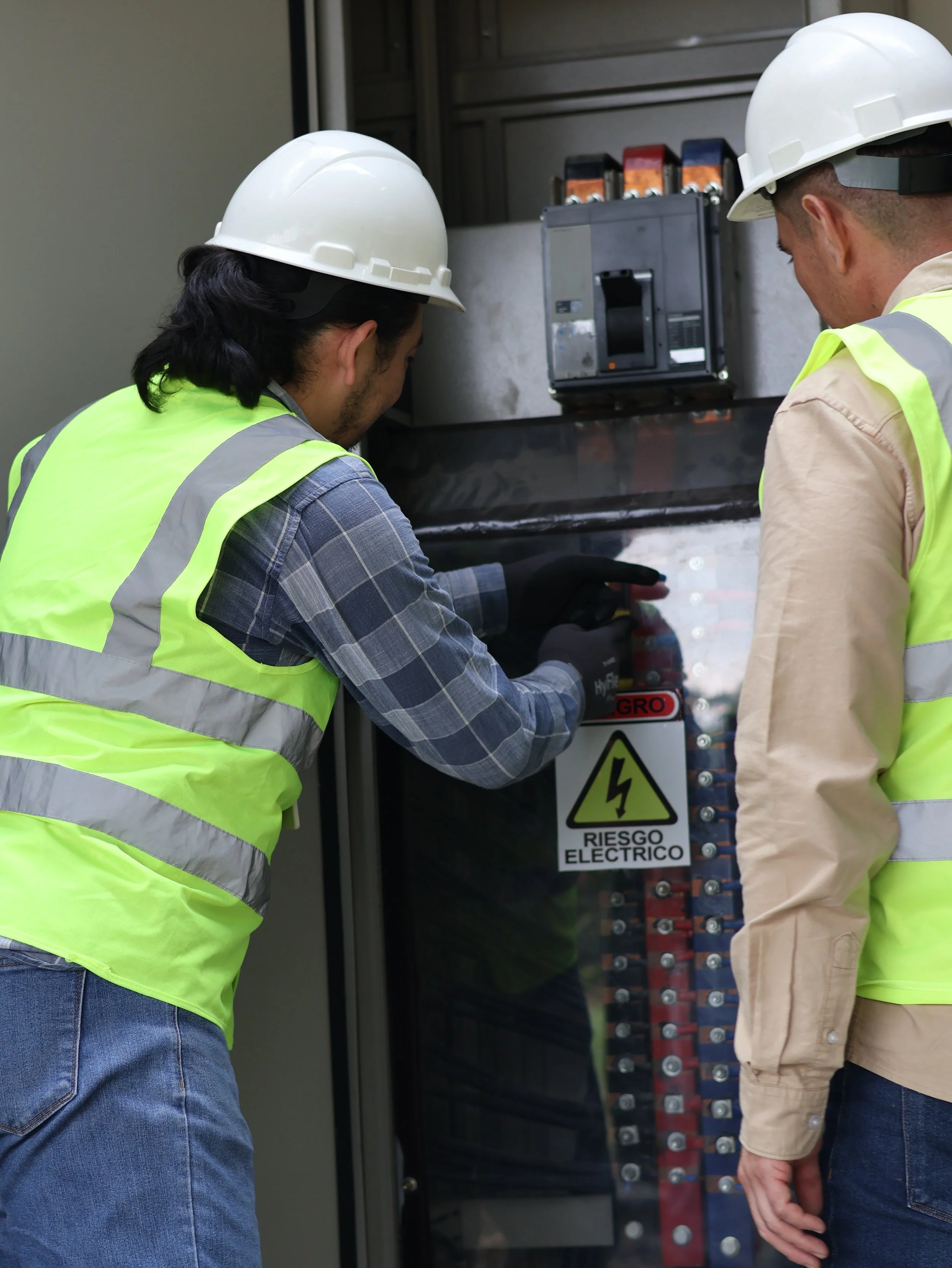 Soluciones de ingeniería eléctrica, proyectos eléctricos residenciales y comerciales, instalaciones eléctricas, modelado BIM eléctrico, calidad de energía y factor de potencia para reducir multas en la planilla eléctrica además servicios de mantenimi