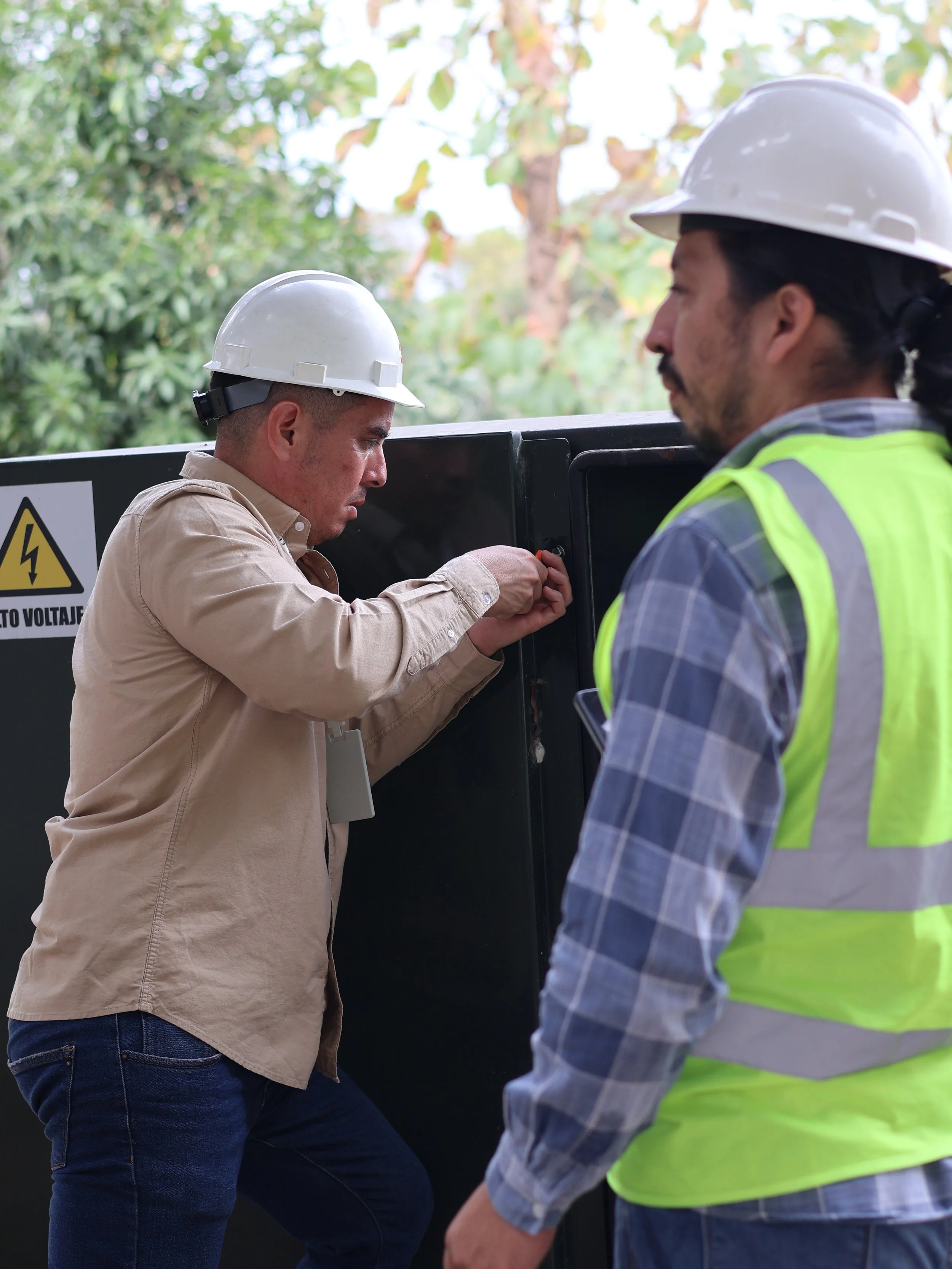 Soluciones de ingeniería eléctrica, proyectos eléctricos residenciales y comerciales, instalaciones eléctricas, modelado BIM eléctrico, calidad de energía y factor de potencia para reducir multas en la planilla eléctrica además servicios de mantenimi
