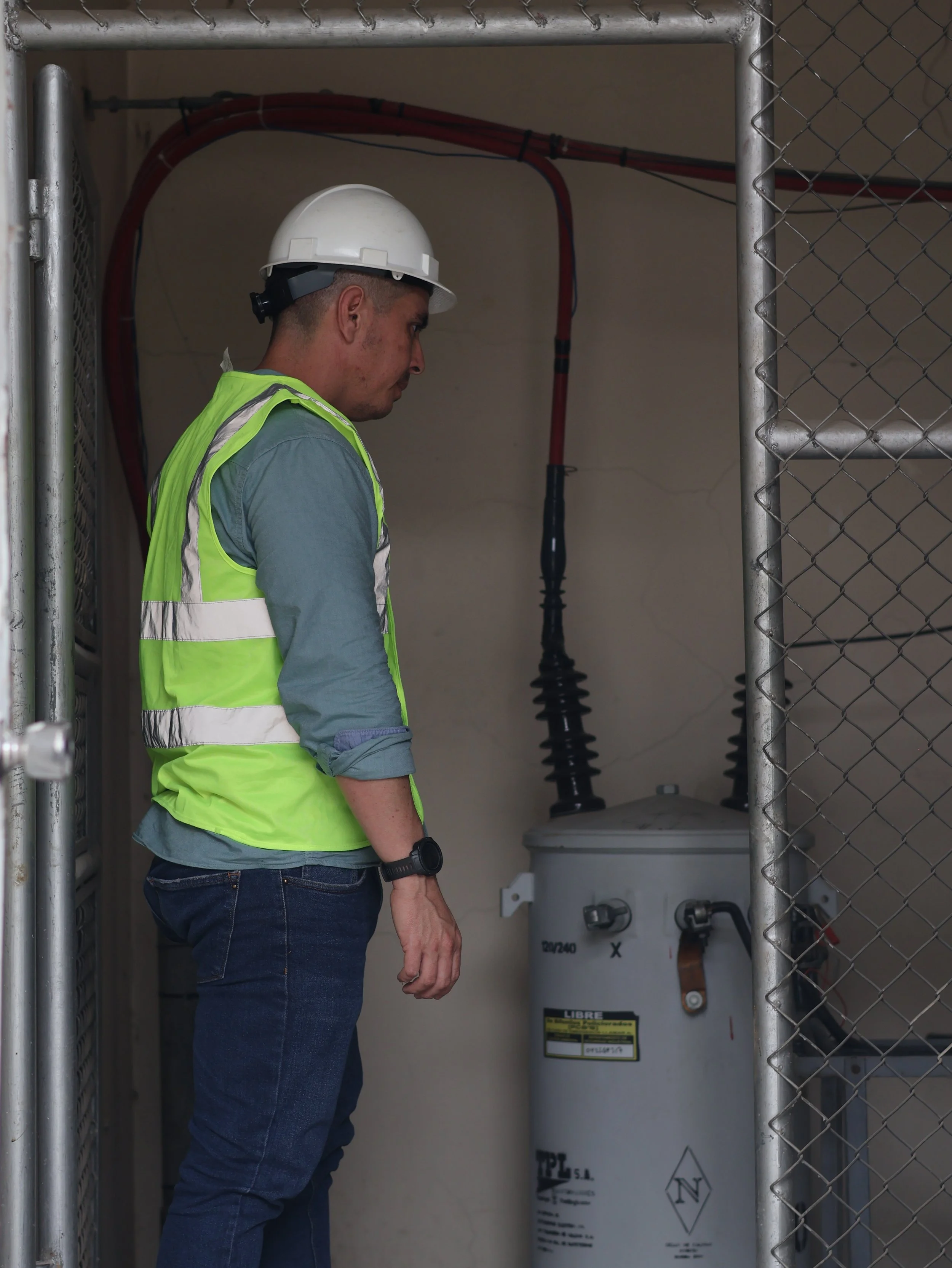 Soluciones de ingeniería eléctrica, proyectos eléctricos residenciales y comerciales, instalaciones eléctricas, modelado BIM eléctrico, calidad de energía y factor de potencia para reducir multas en la planilla eléctrica además servicios de mantenimi
