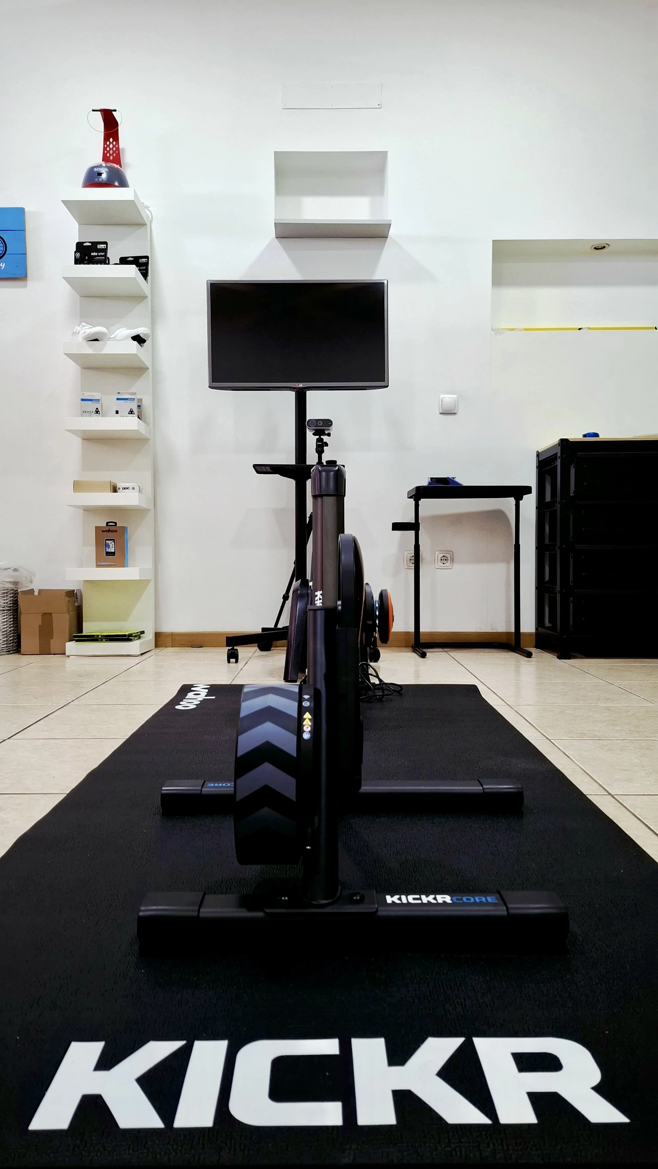 Equipamento de treino indoor Wahoo KICKR CORE 2, KICKR HEADWIND e KICKR CLIMB no estúdio Bike Fit LAB.