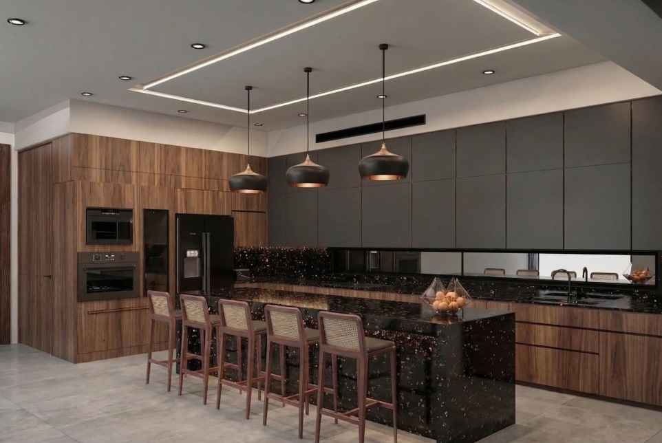 Cocina moderna con encimera negra con detalles dorados, gabinetes de madera y armarios grises; lámparas colgantes negras y comedor con cinco sillas de madera.
