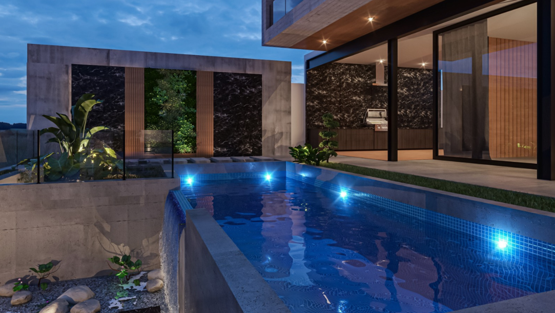 Una casa moderna con un patio que incluye una piscina iluminada, plantas decorativas y un espacio interior visible a través de ventanas de vidrio, durante el atardecer.